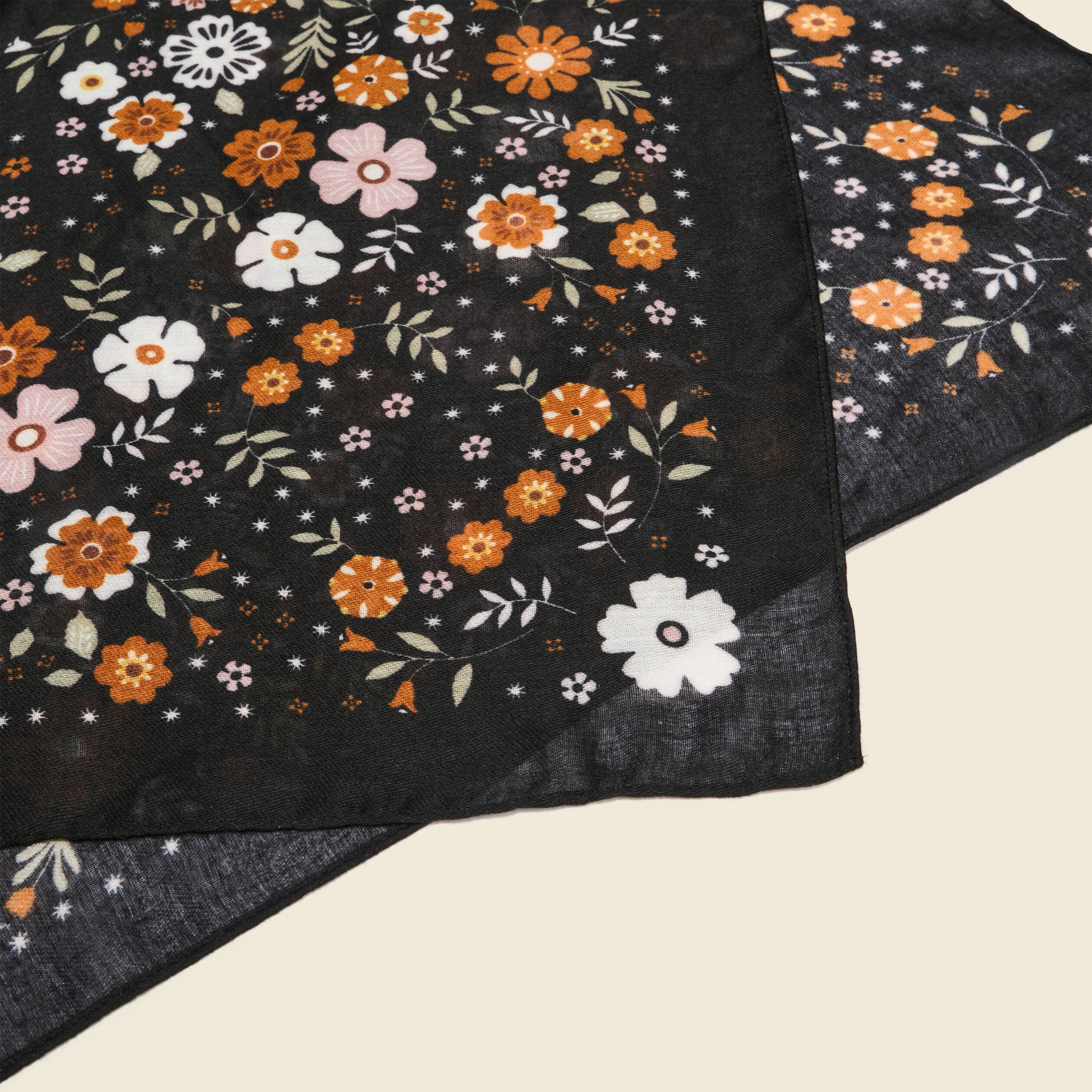 Foulard satin&eacute; carr&eacute; noir femme