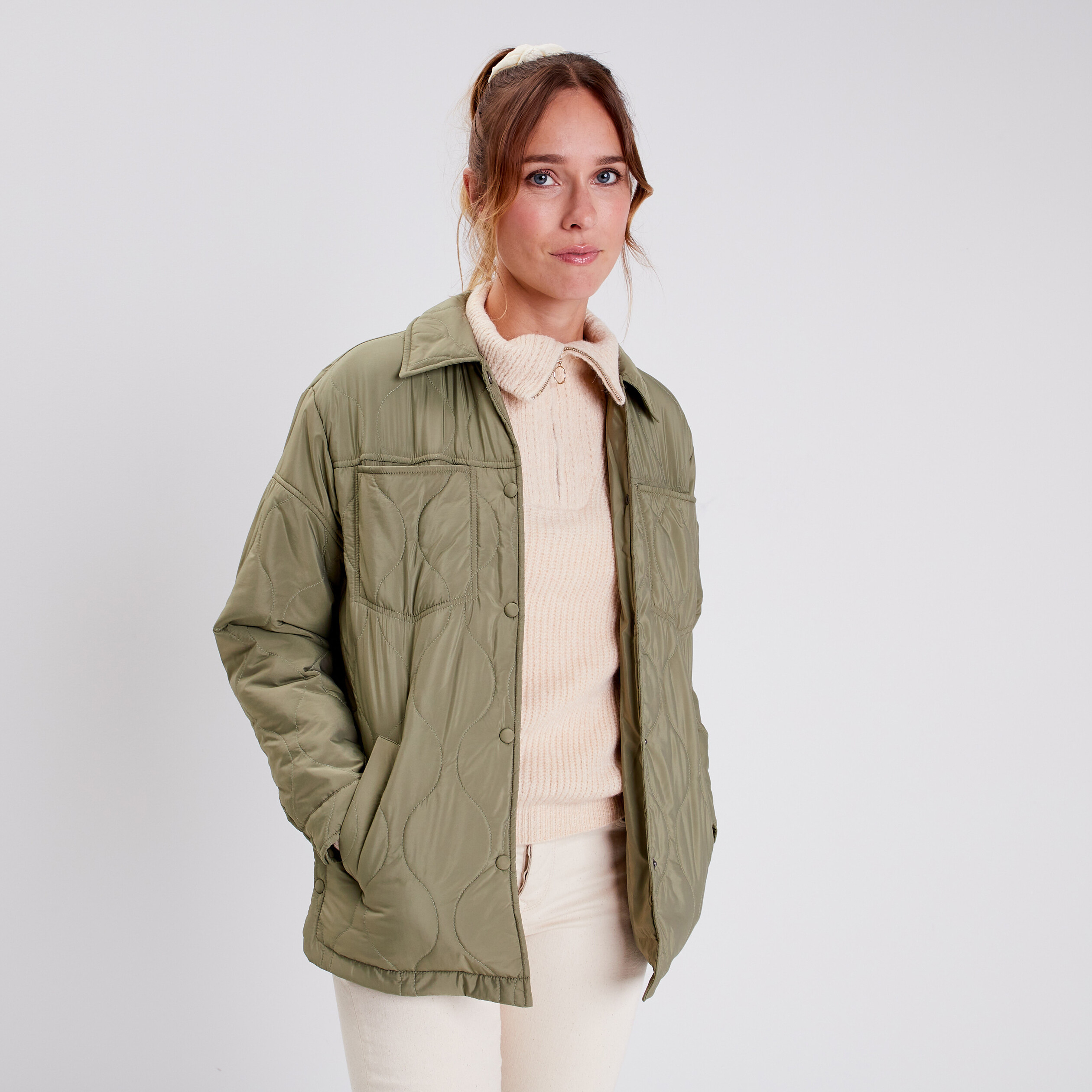 Veste droite matelass&eacute;e col chemise vert kaki femme