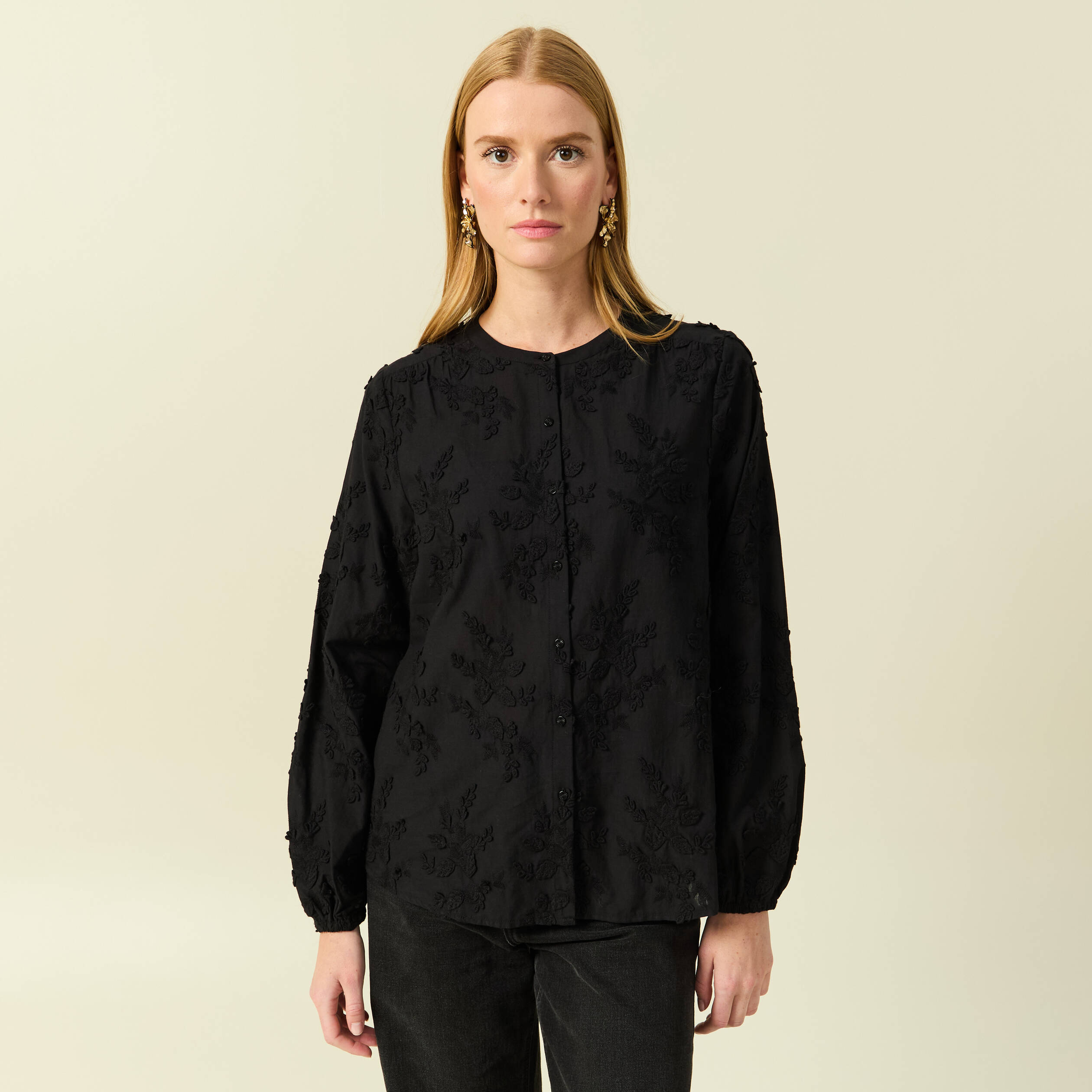 Chemise col rond manches longues brod&eacute;e noir femme