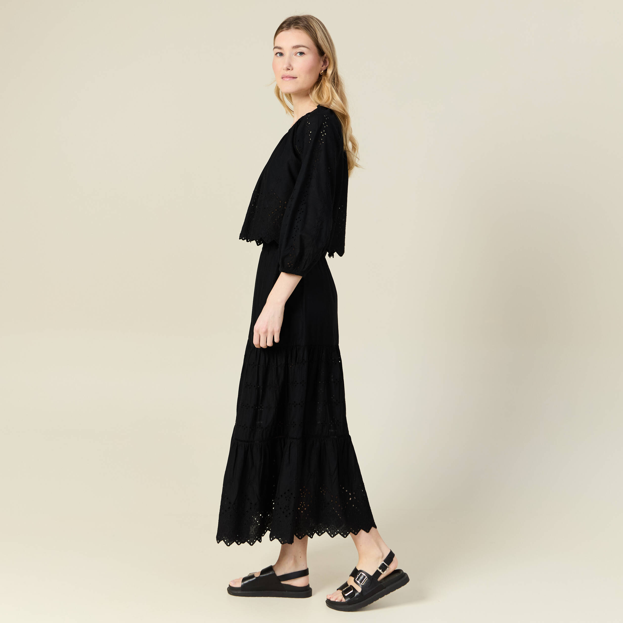 jupe longue evasee brodee noir femme Jupe longue évasée brodée noir femme