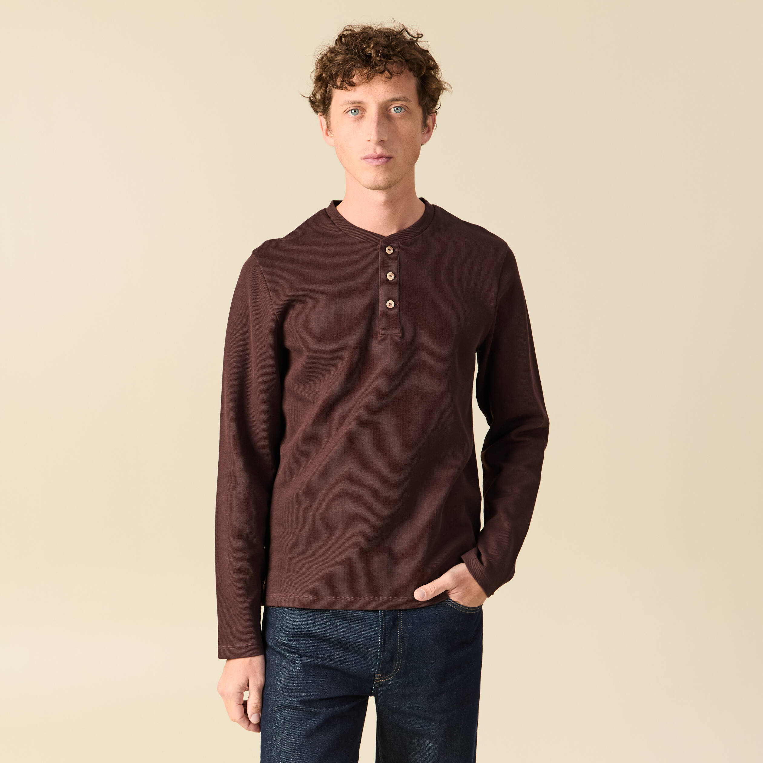 T-shirt cintr&eacute; en coton manches longues marron fonc&eacute; homme