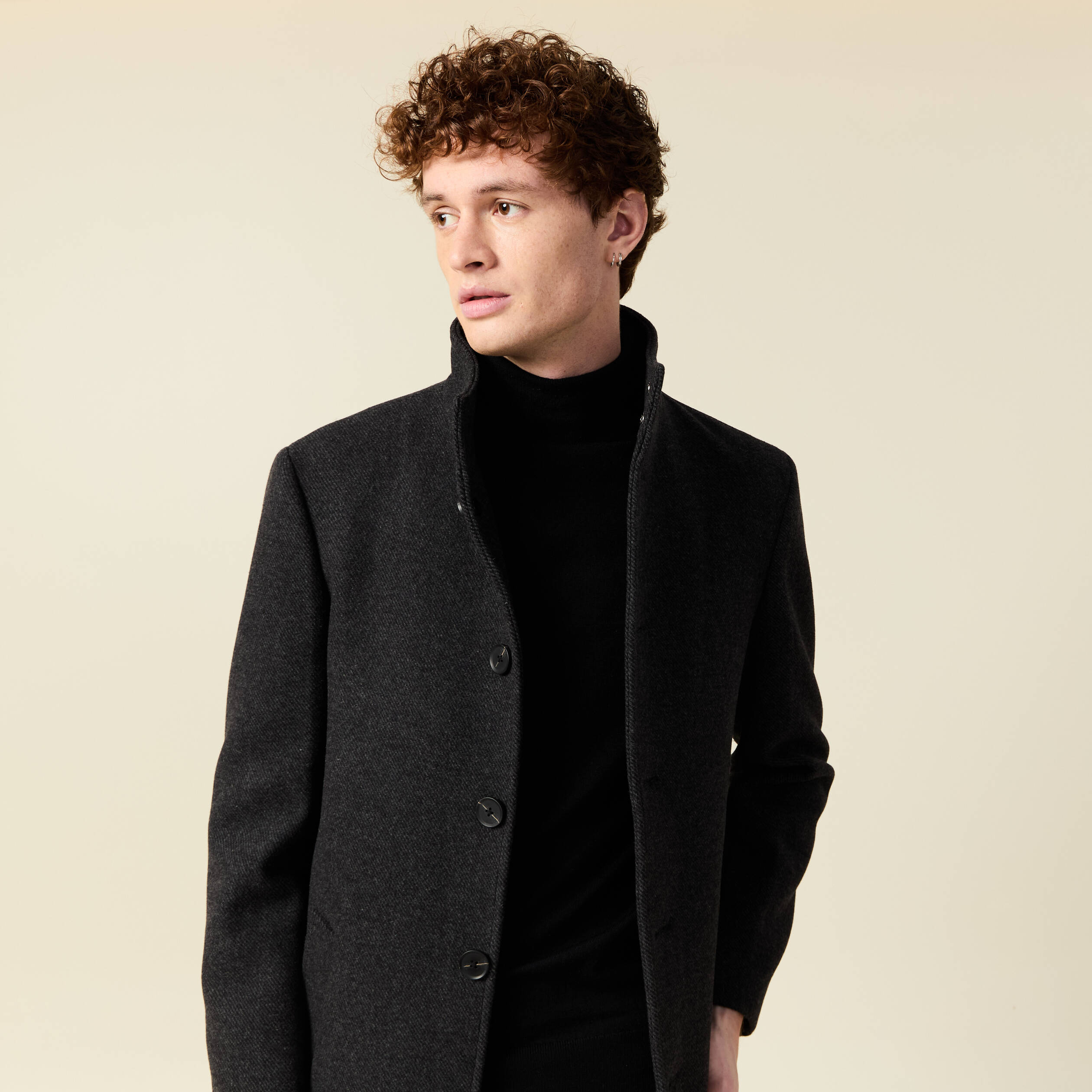 Manteau droit long col montant noir homme