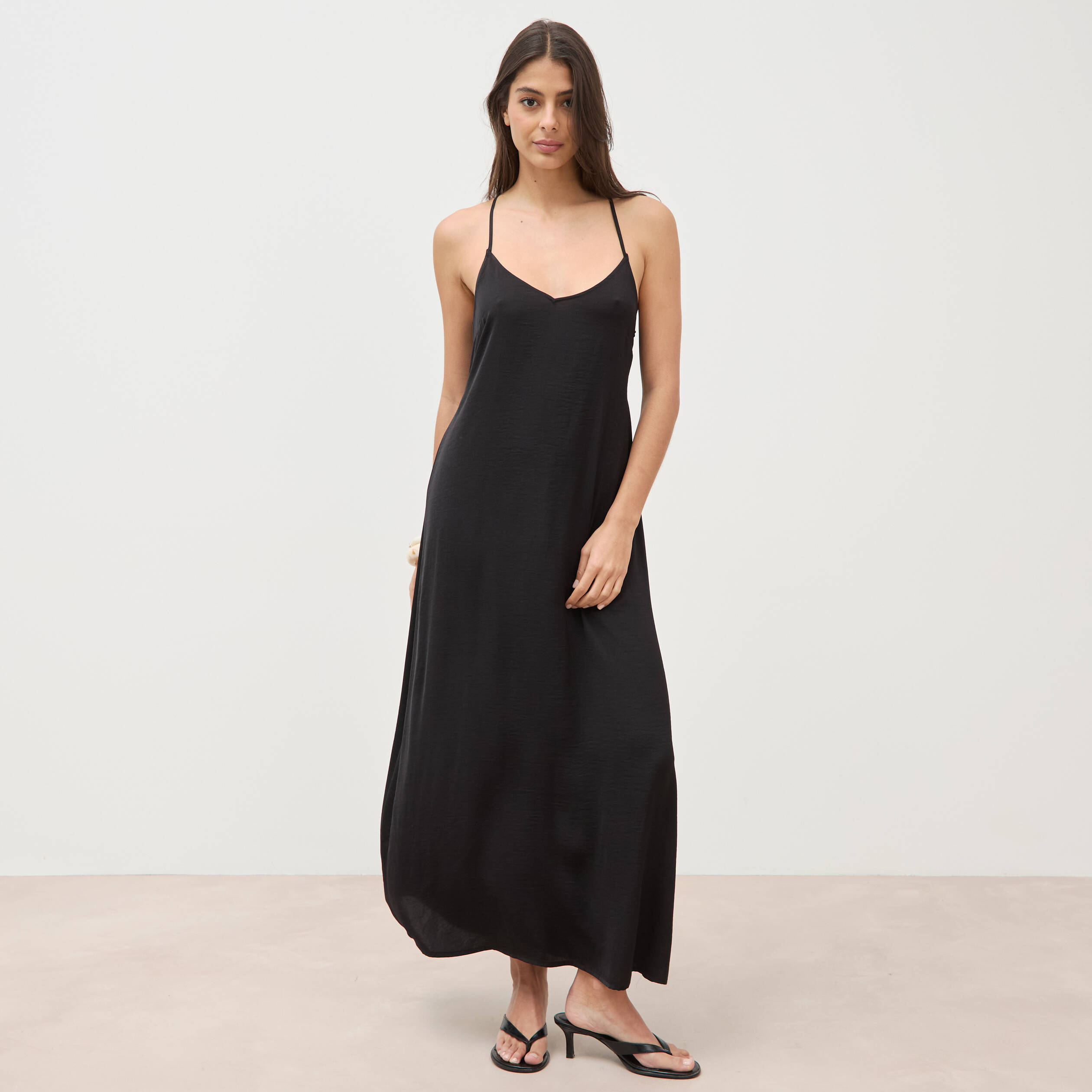 Robe satin&eacute;e bretelles col v noir femme