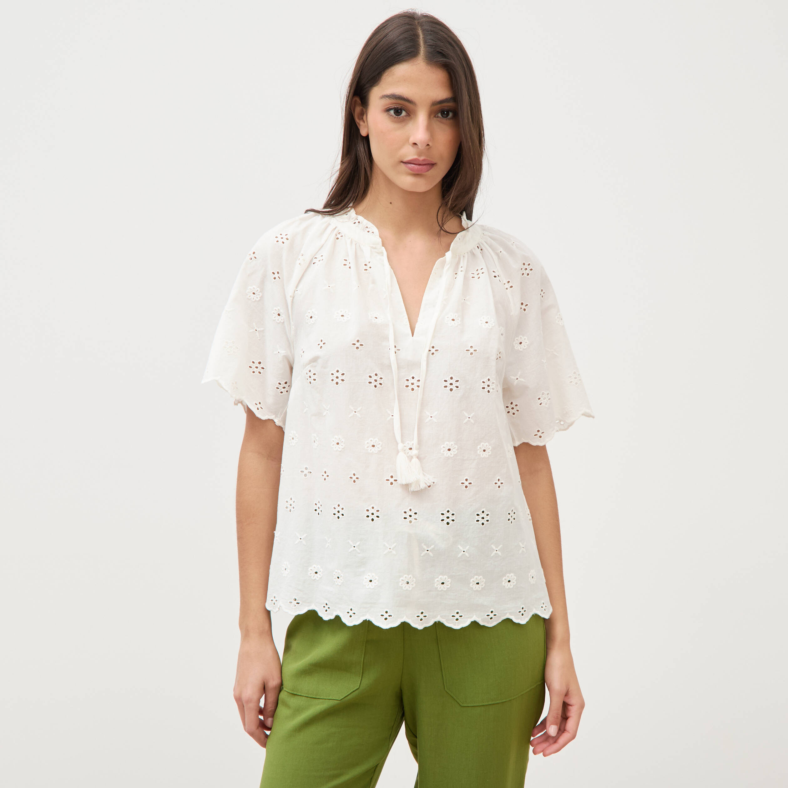 Blouse col v manches 3/4 en coton brod&eacute;e ecru femme