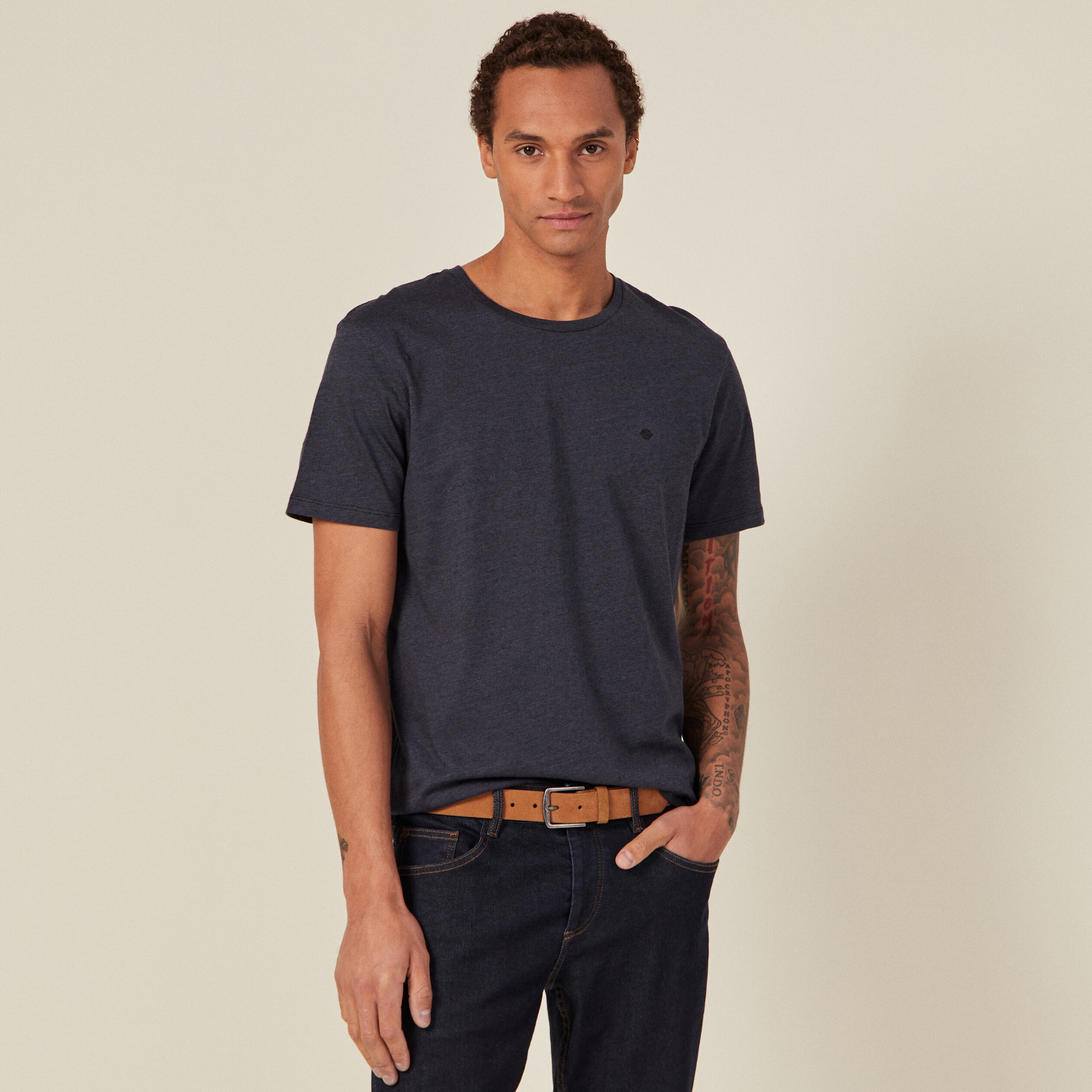 T-shirt cintr&eacute; col rond manches courtes bleu fonc&eacute; homme