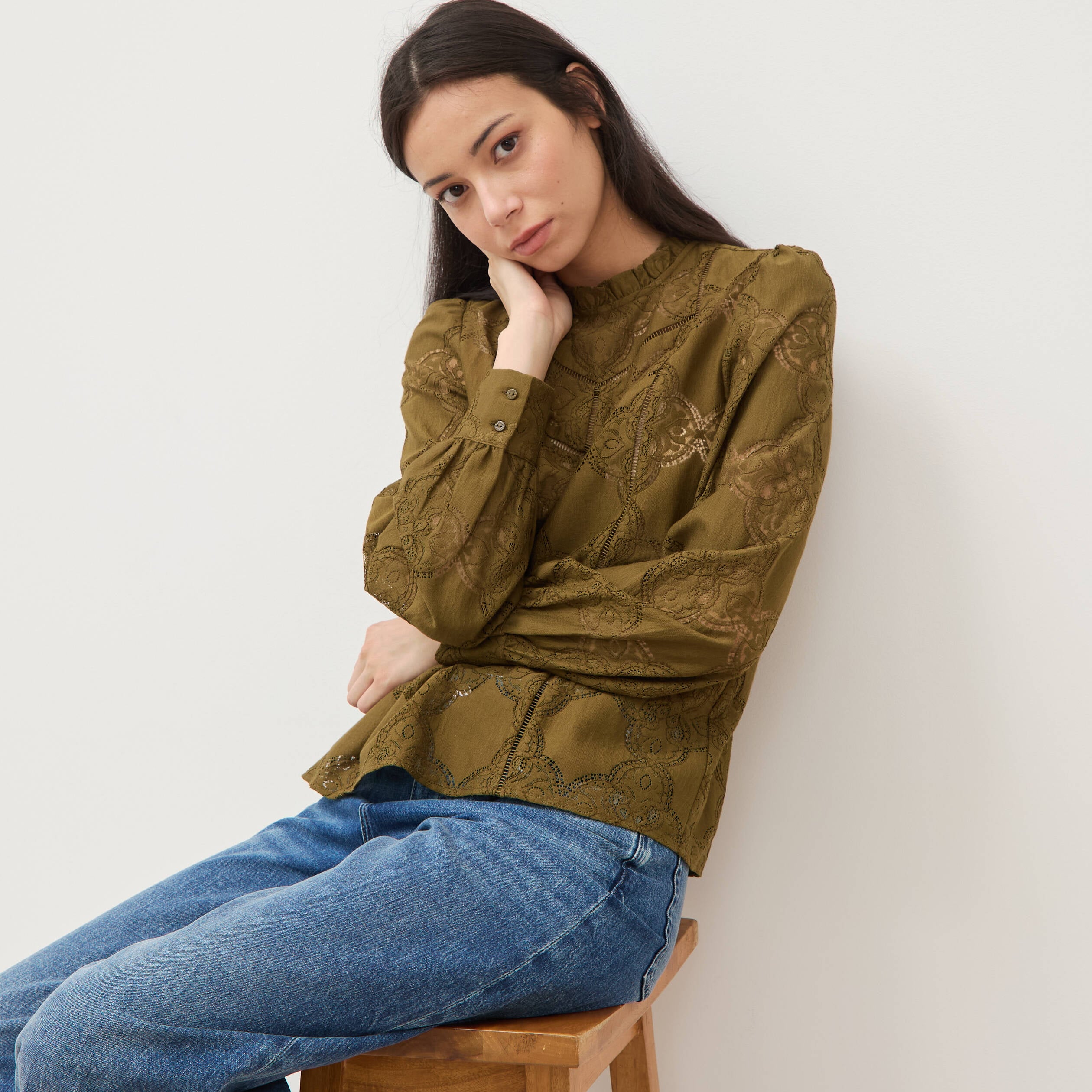 Blouse cintr&eacute;e dentelle manches longues vert olive femme