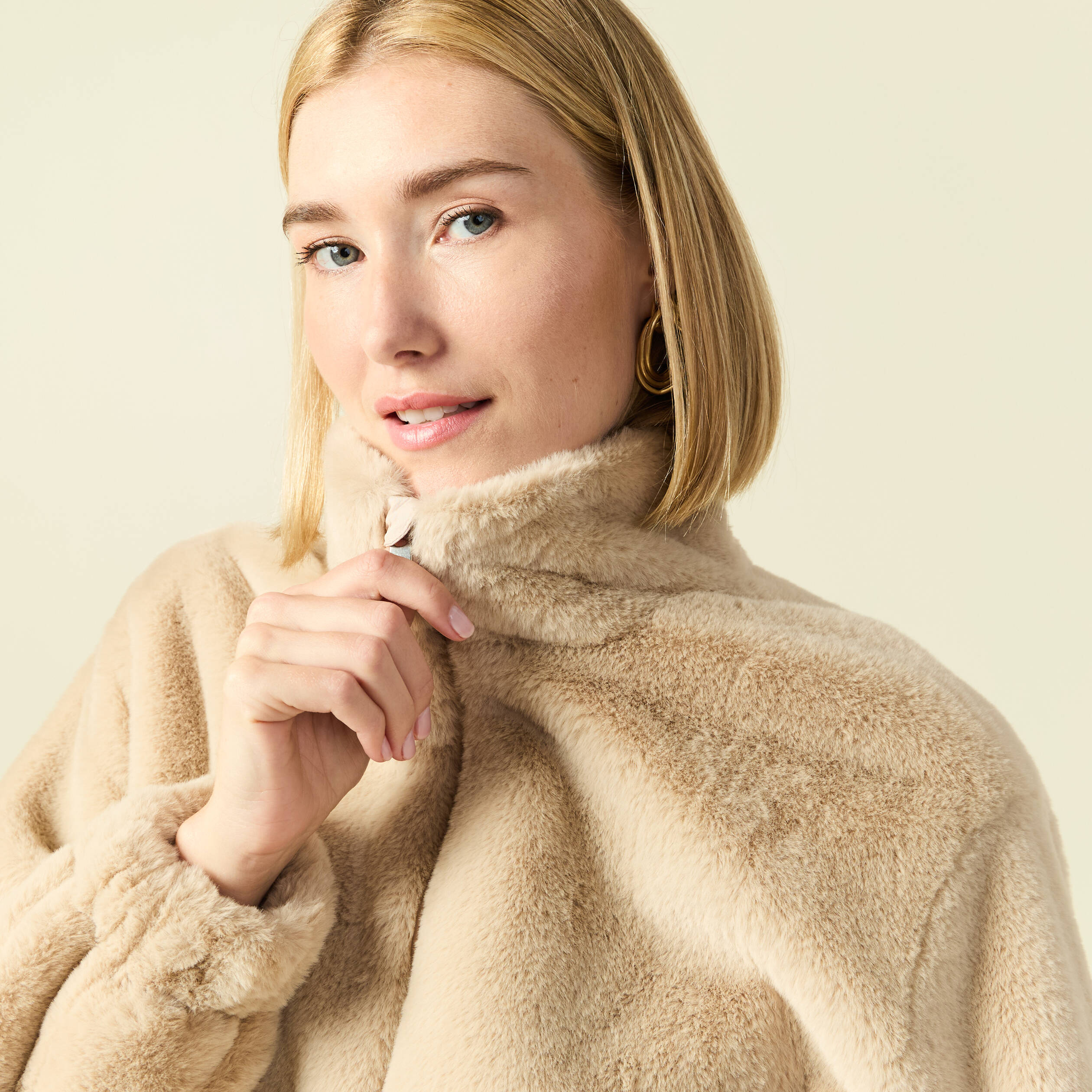 Veste droite courte col montant beige femme