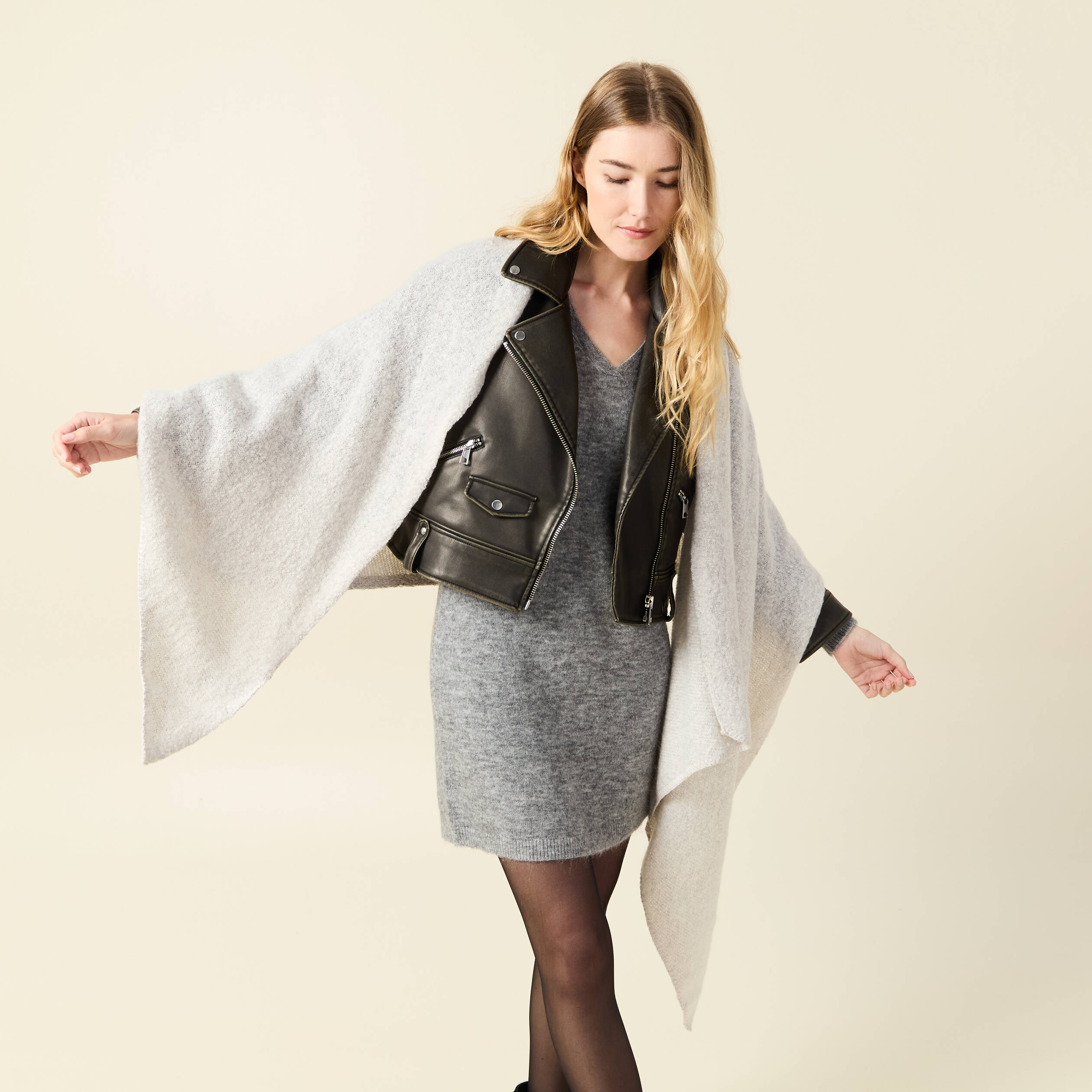 &Eacute;charpe maille duveteuse gris clair femme