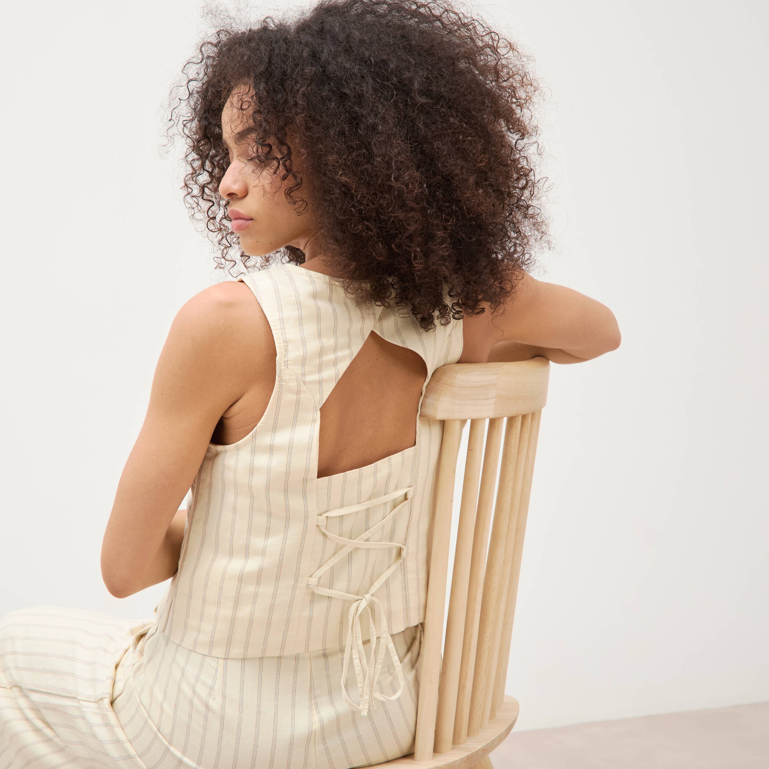Gilet ajust&eacute; court sans manches col v jaune pastel femme