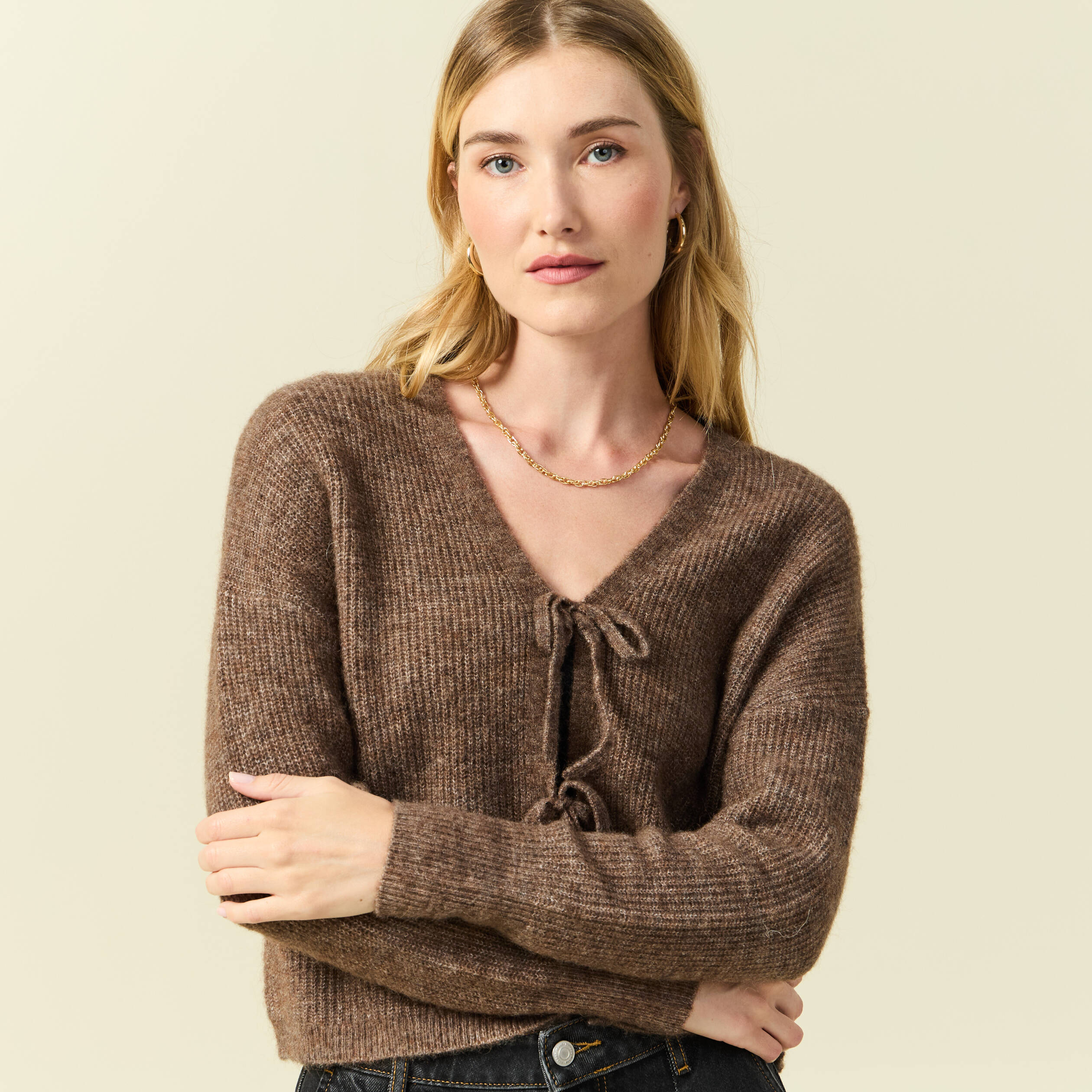 Gilet col V manches longues n&oelig;uds marron femme