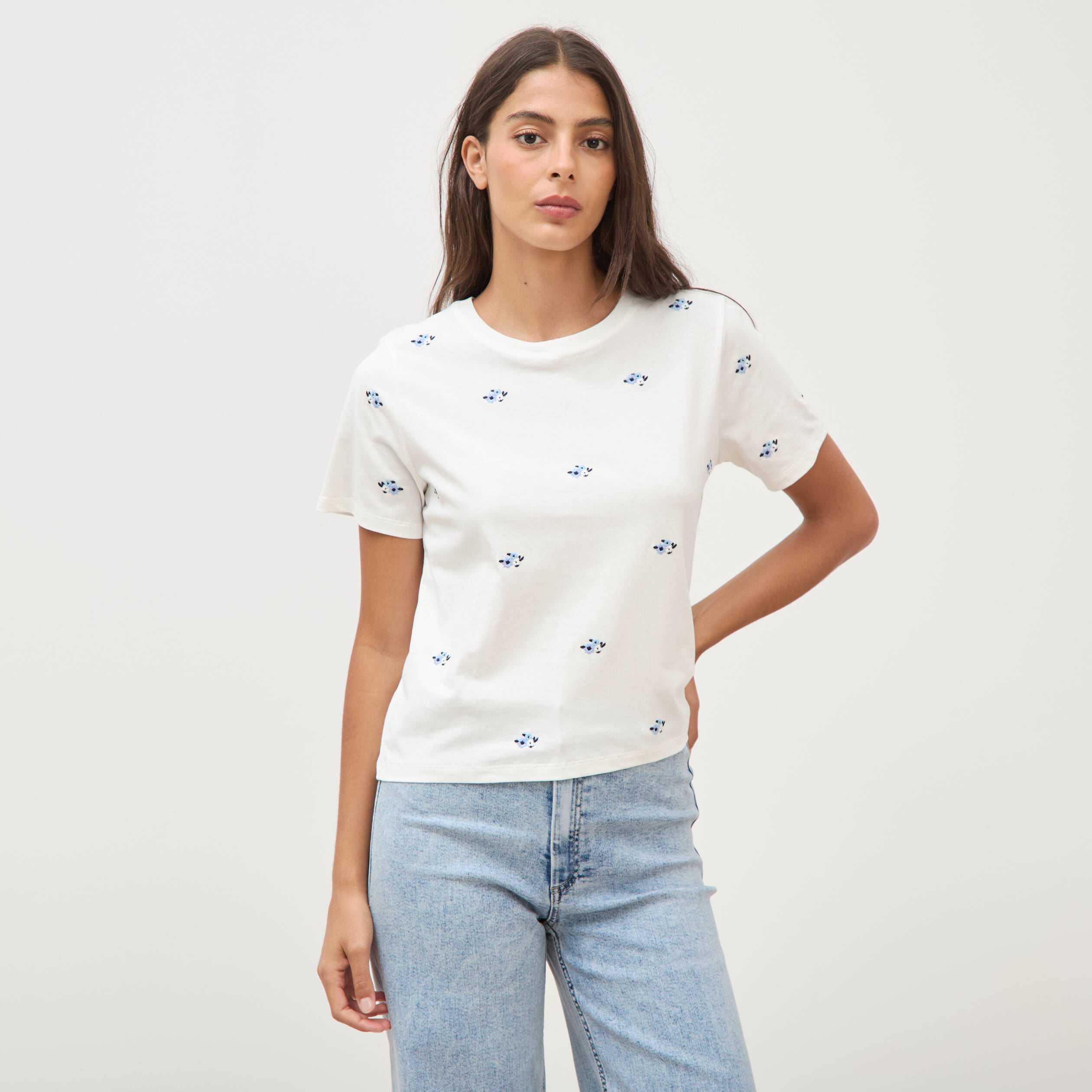 T-shirt droit col rond brod&eacute; en coton ivoire femme
