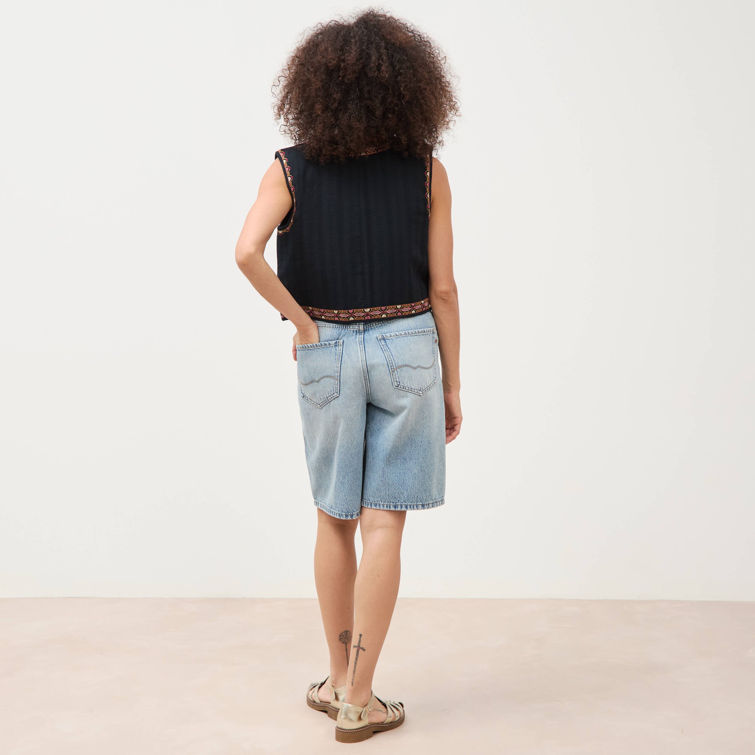 Gilet droit court sans manches doubl&eacute; noir femme