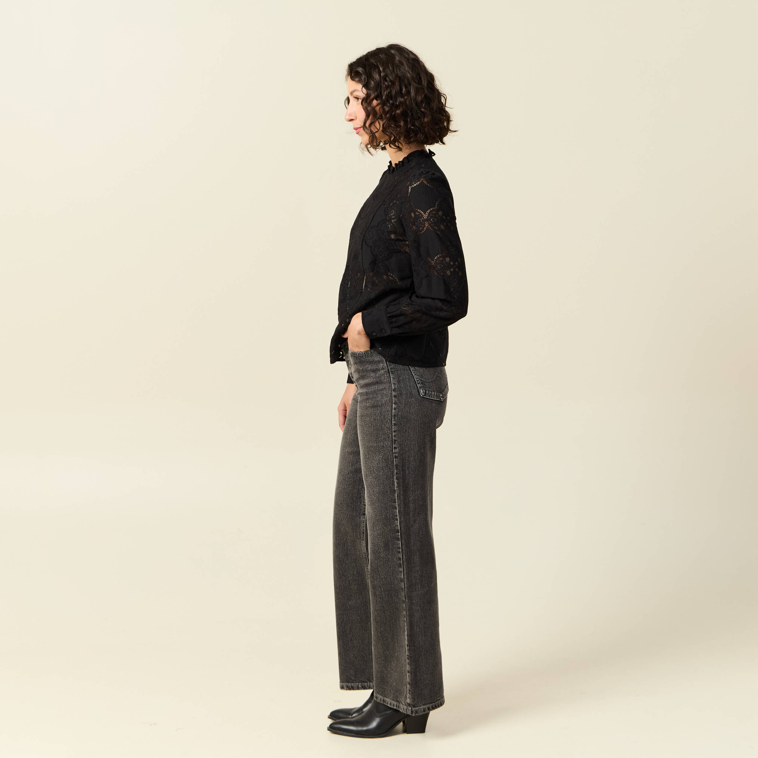 Blouse cintr&eacute;e dentelle manches longues noir femme