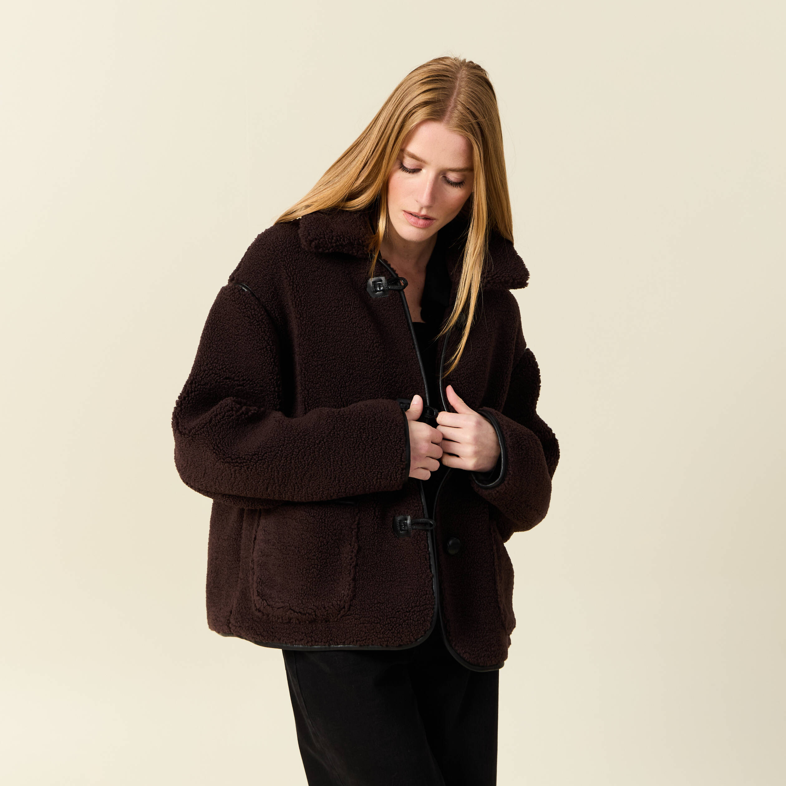 Manteau court droit effet polaire marron fonc&eacute; femme