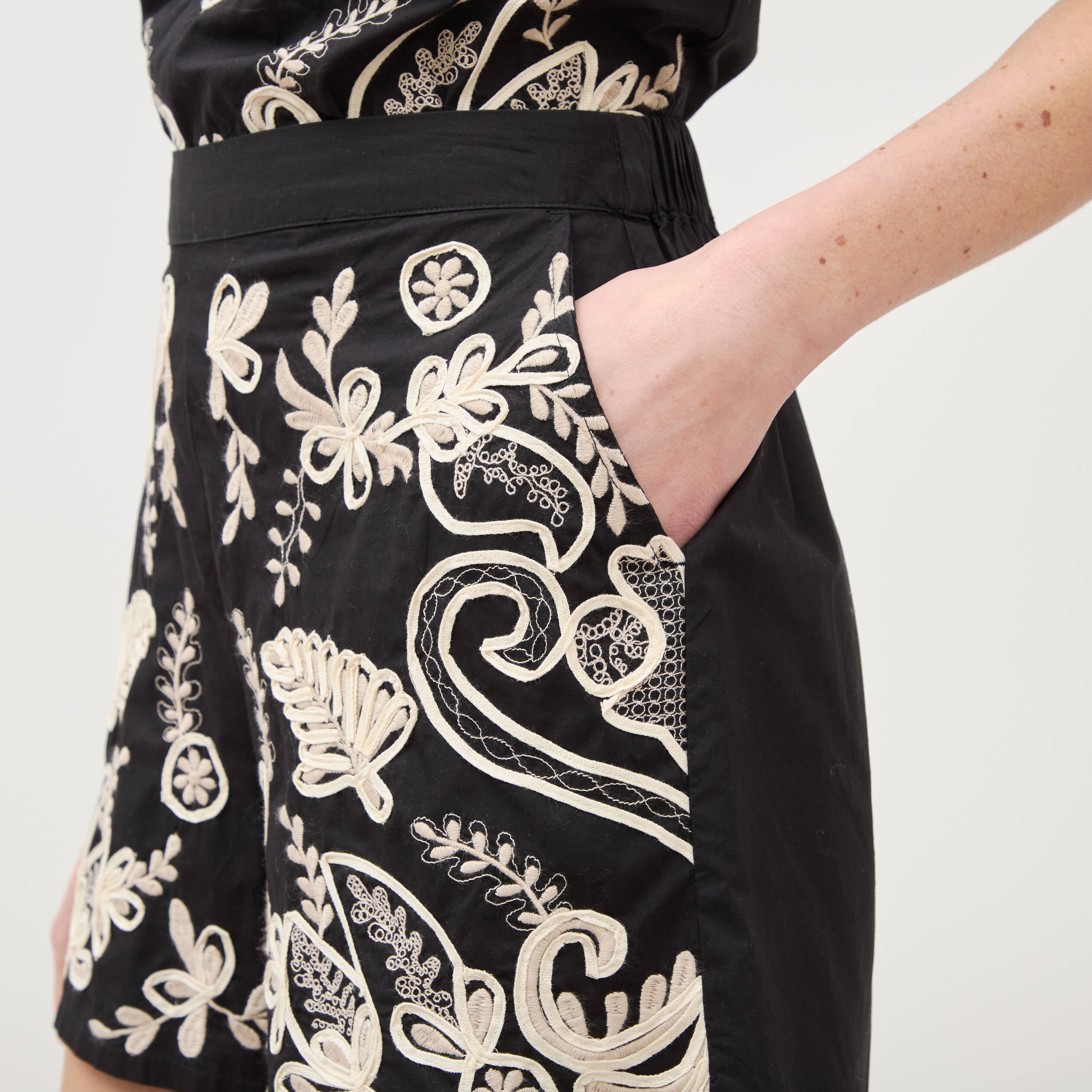 Short en coton avec broderie noir femme