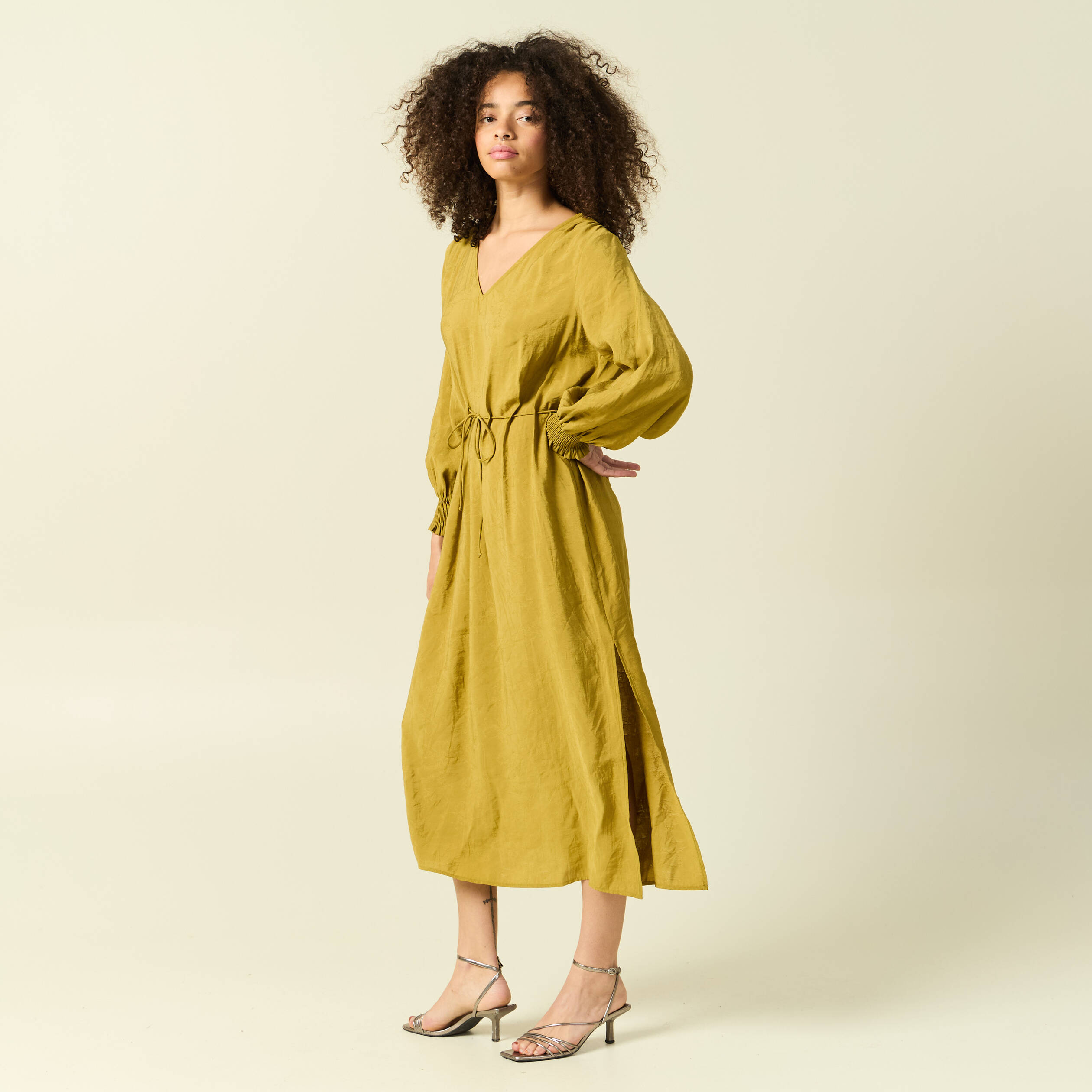 Robe longue droite col v manches longues vert olive femme