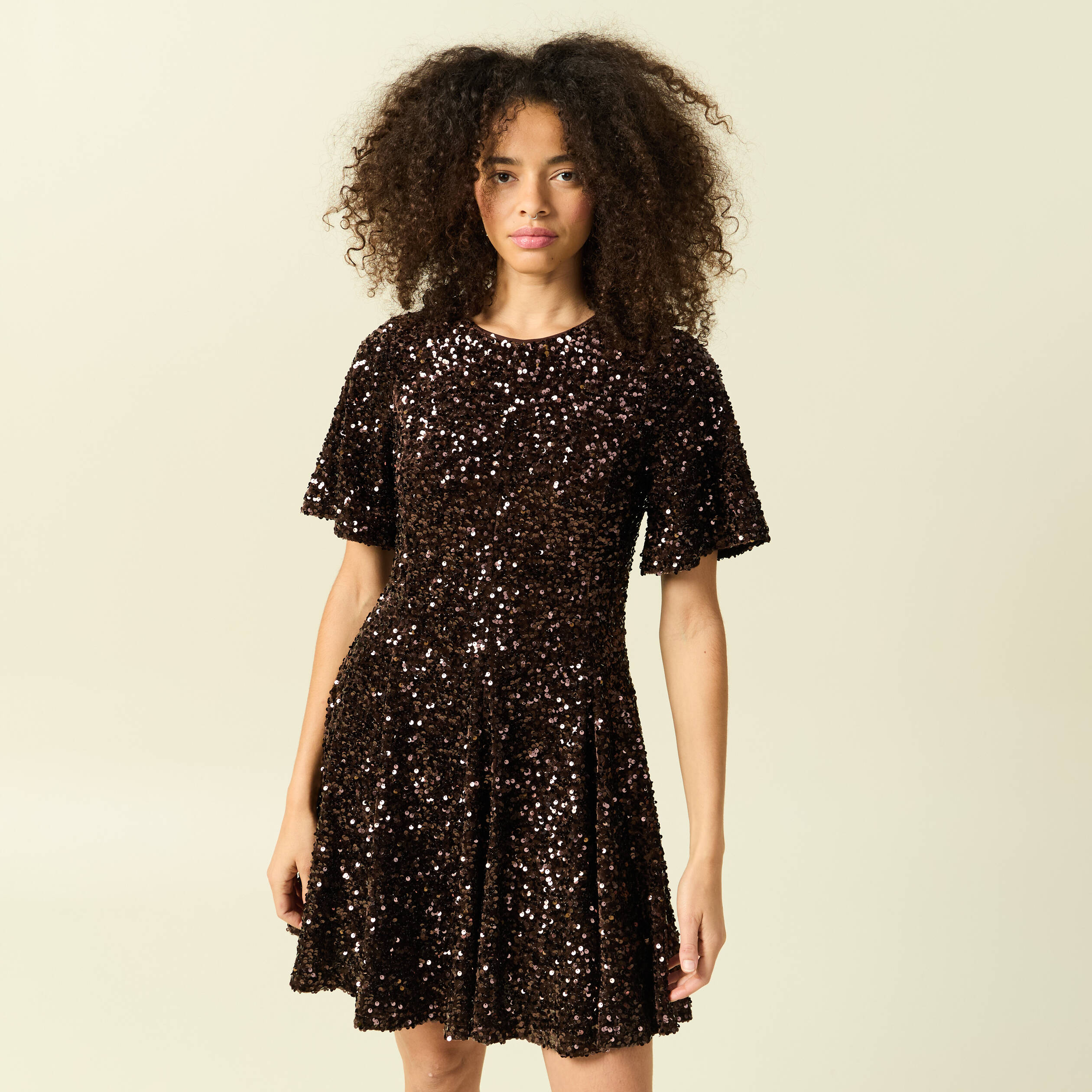 Robe manches courtes &agrave; sequins marron femme