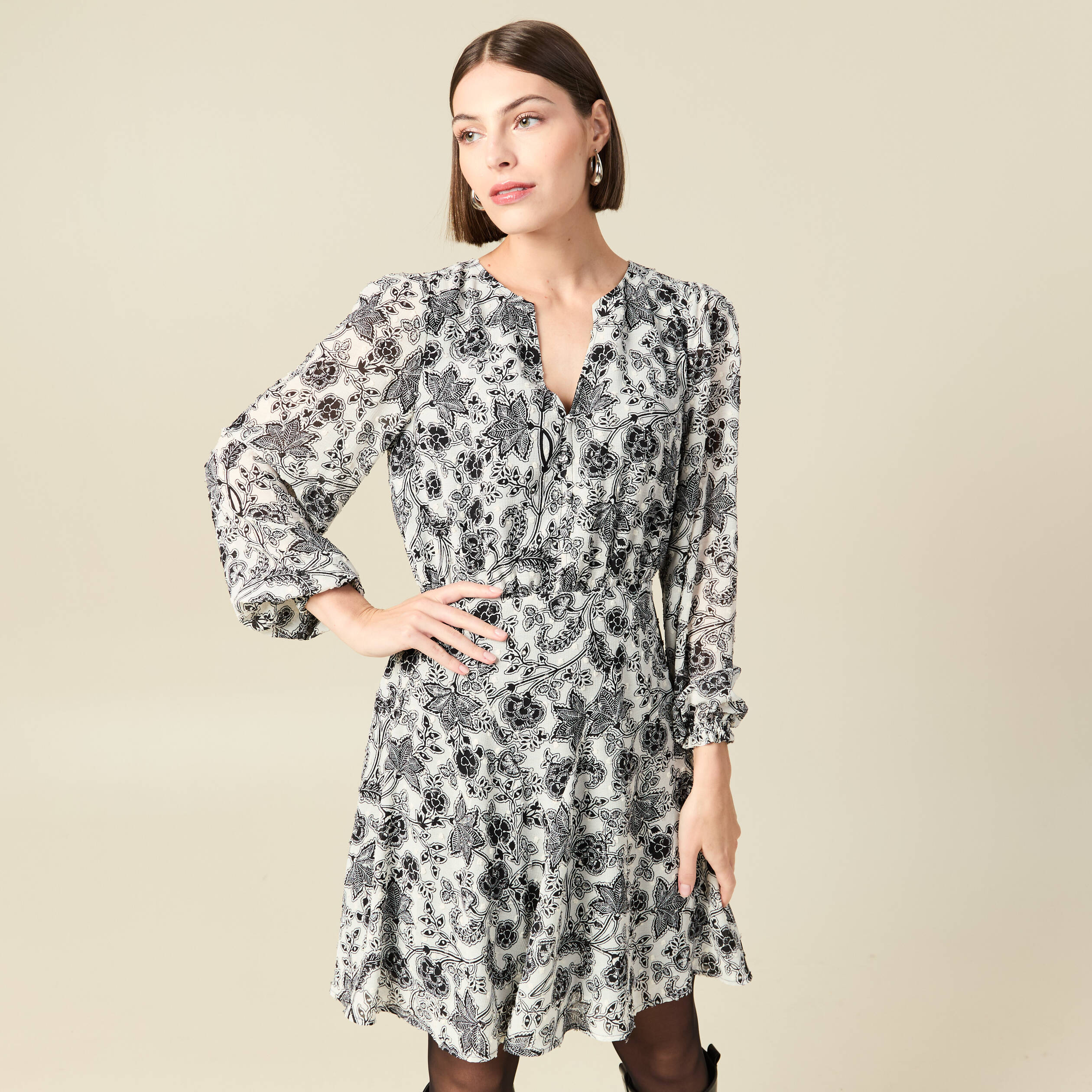Robe fluide col v manches longues blanc femme