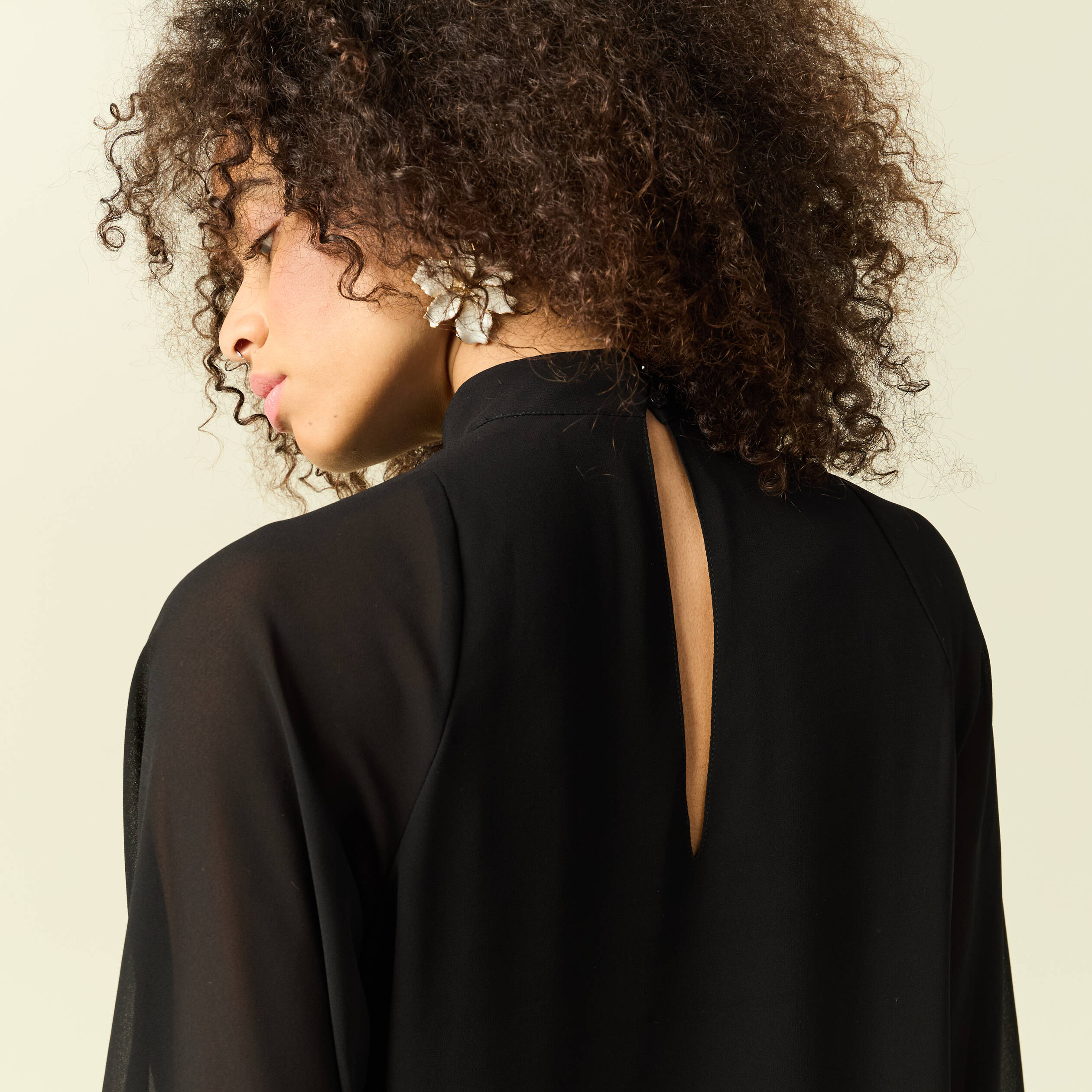 Blouse oversize col montant doubl&eacute;e noir femme