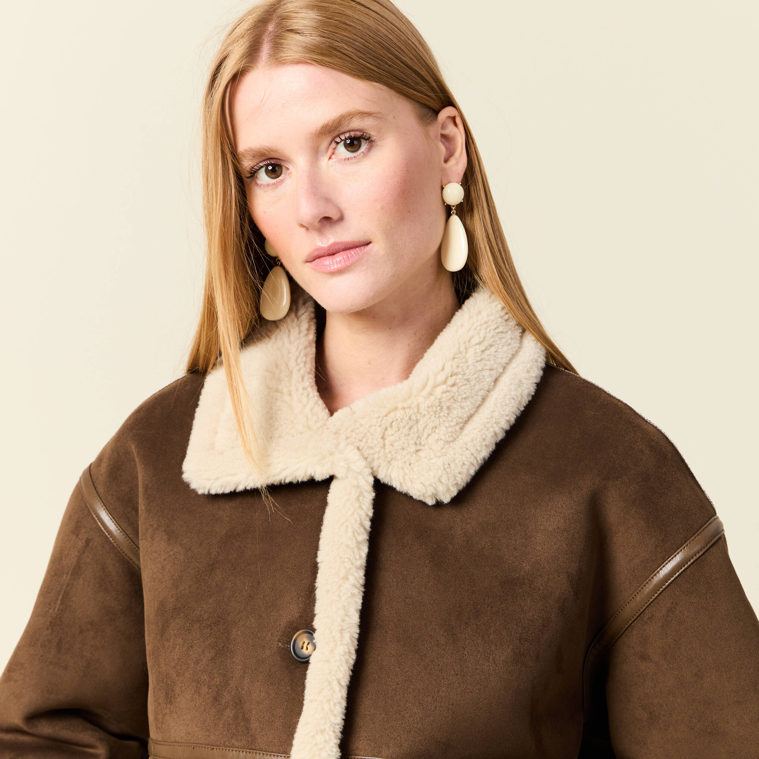 Manteau oversize court col classique marron fonc&eacute; femme