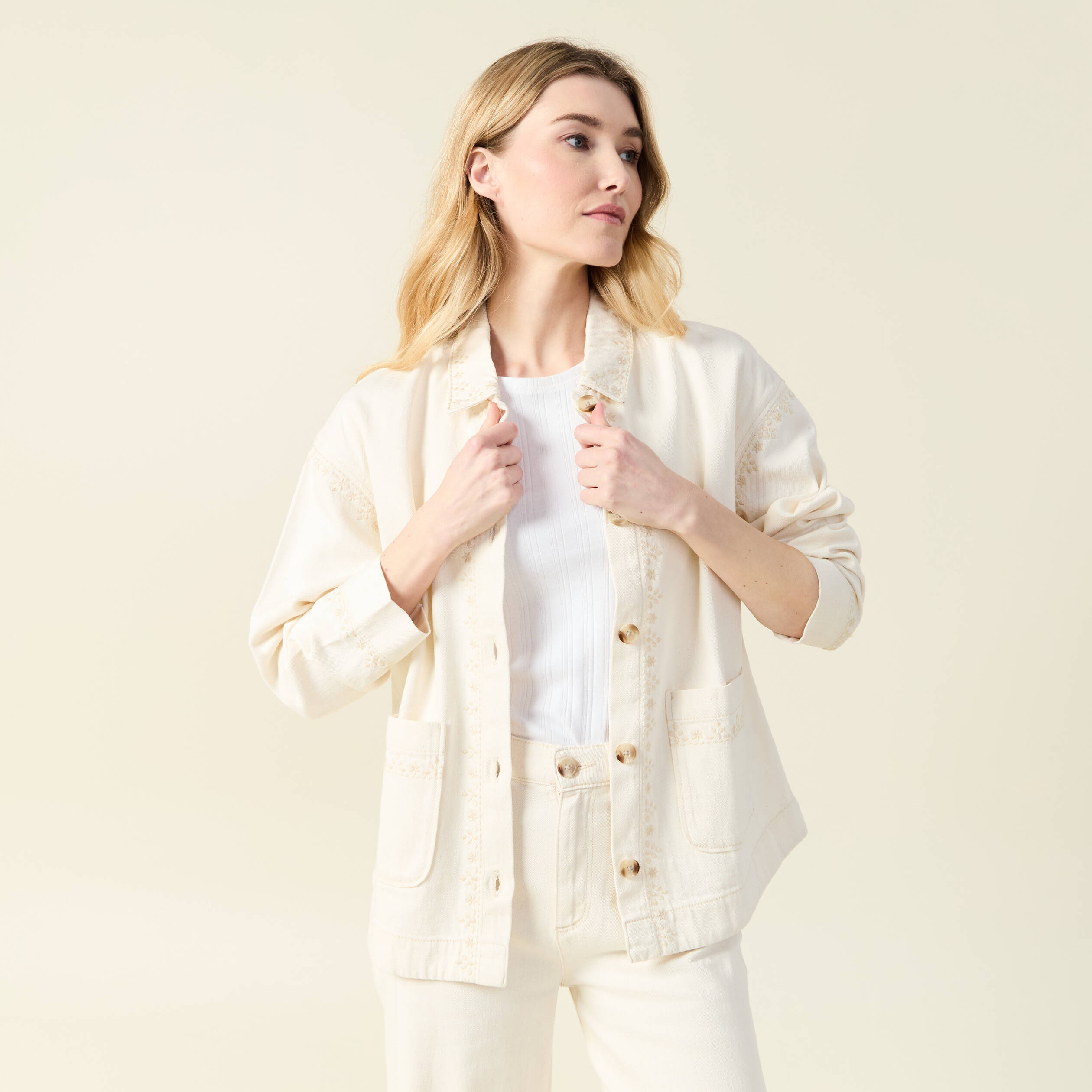Blouson boutonn&eacute; brod&eacute; denim blanc femme