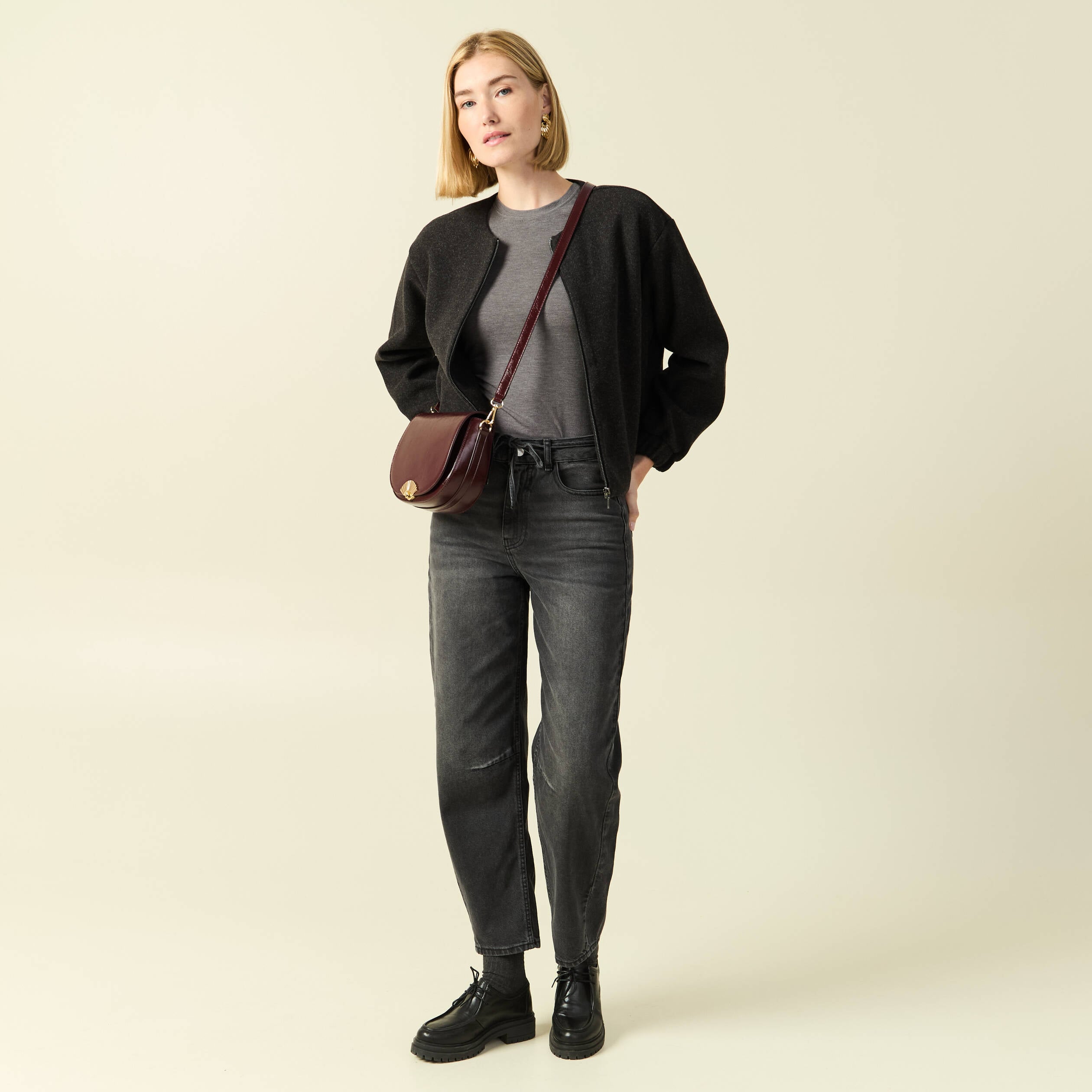 T-shirt cintr&eacute; manches longues col rond gris fonc&eacute; femme