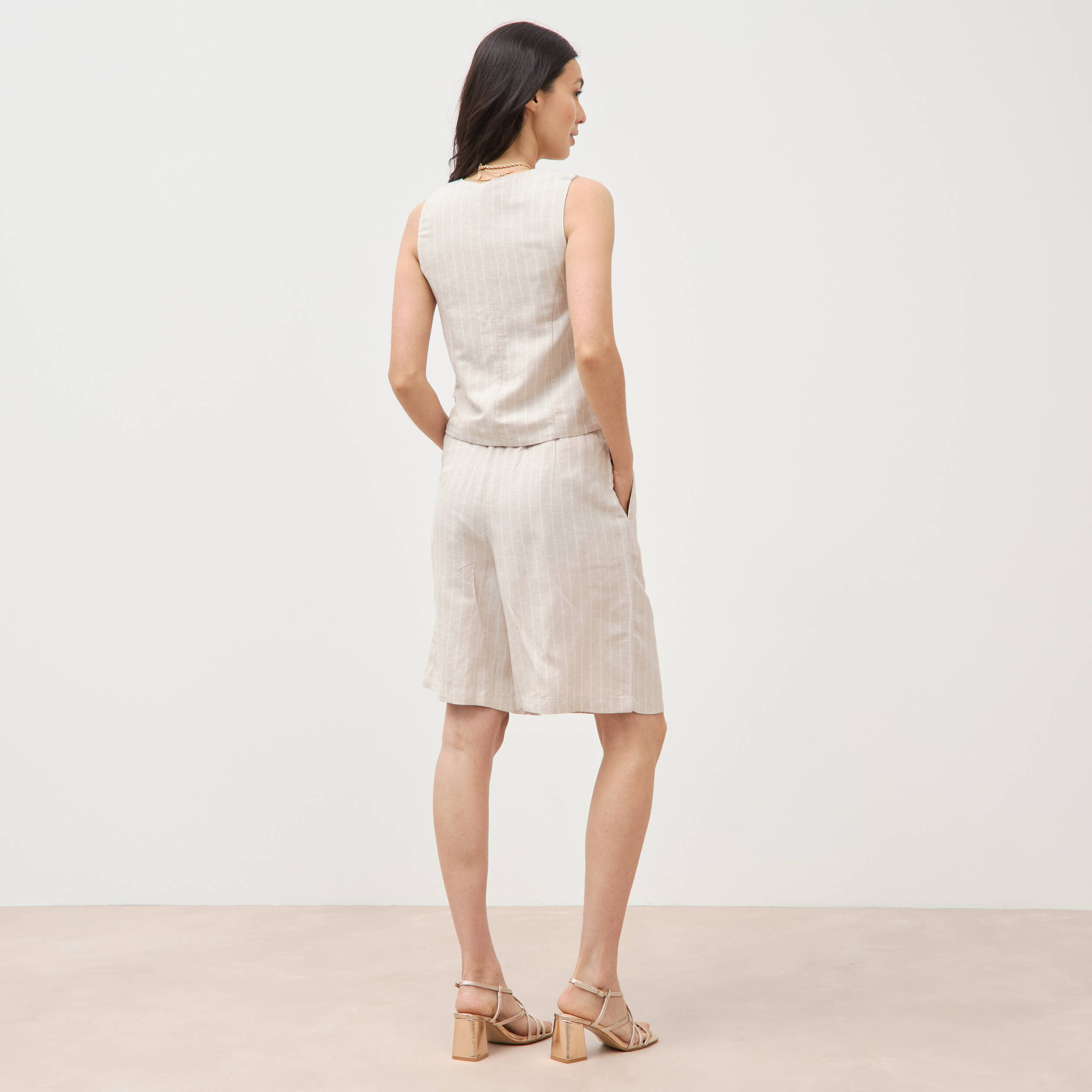 Gilet ajust&eacute; col v sans manches beige femme