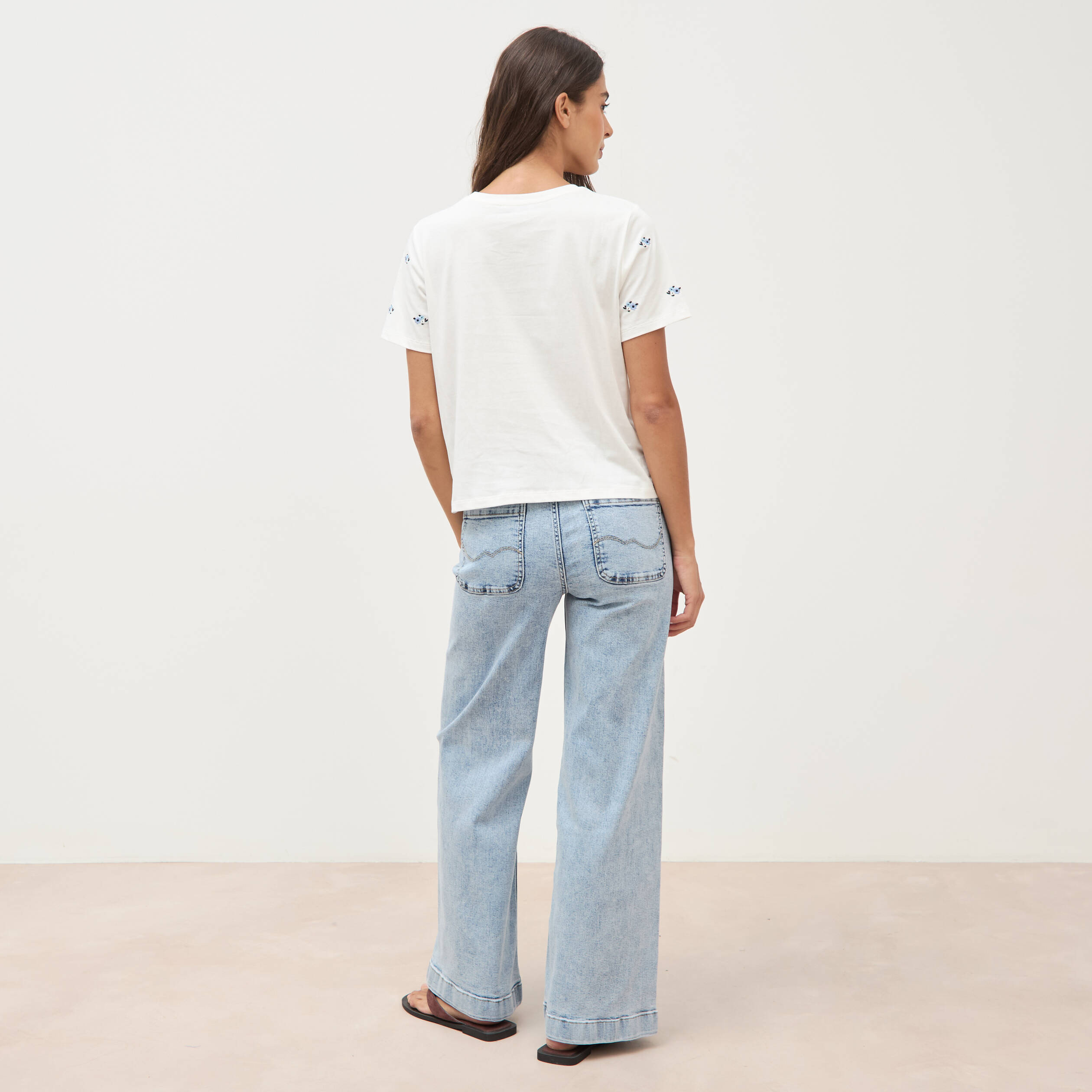 T-shirt droit col rond brod&eacute; en coton ivoire femme