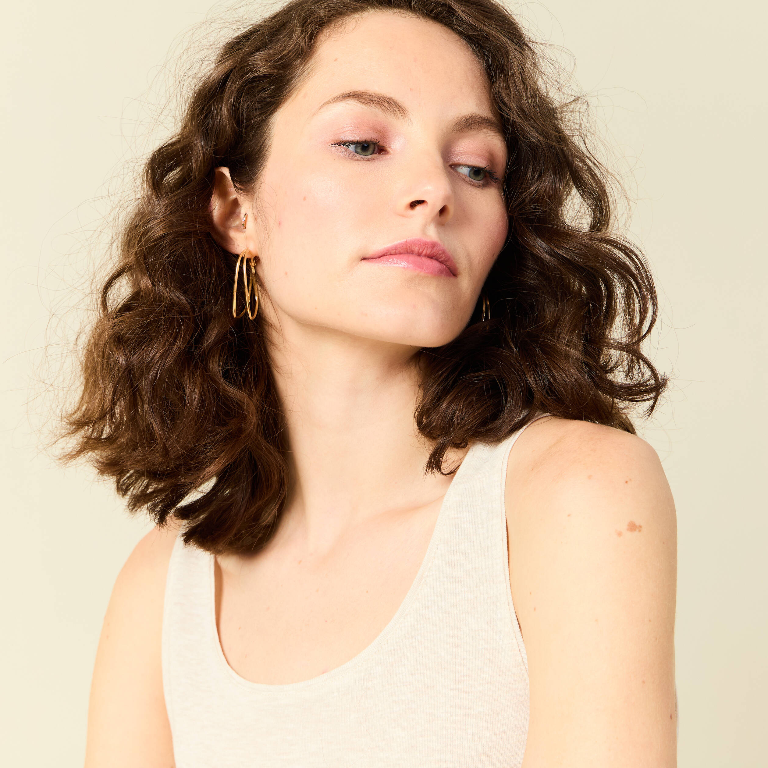 D&eacute;bardeur cintr&eacute; d&eacute;collet&eacute; sans manches beige femme