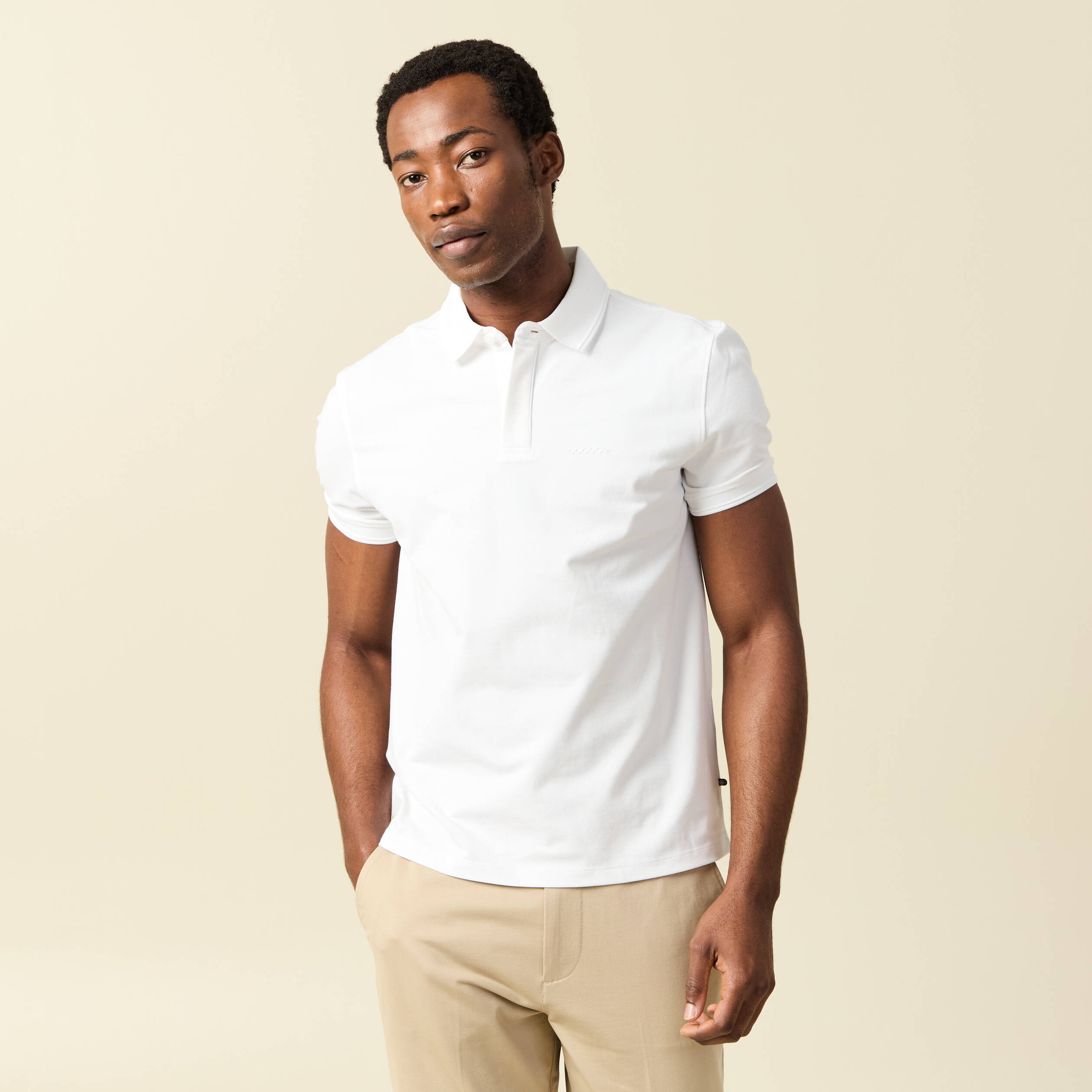 Polo cintr&eacute; manches courtes col polo blanc homme