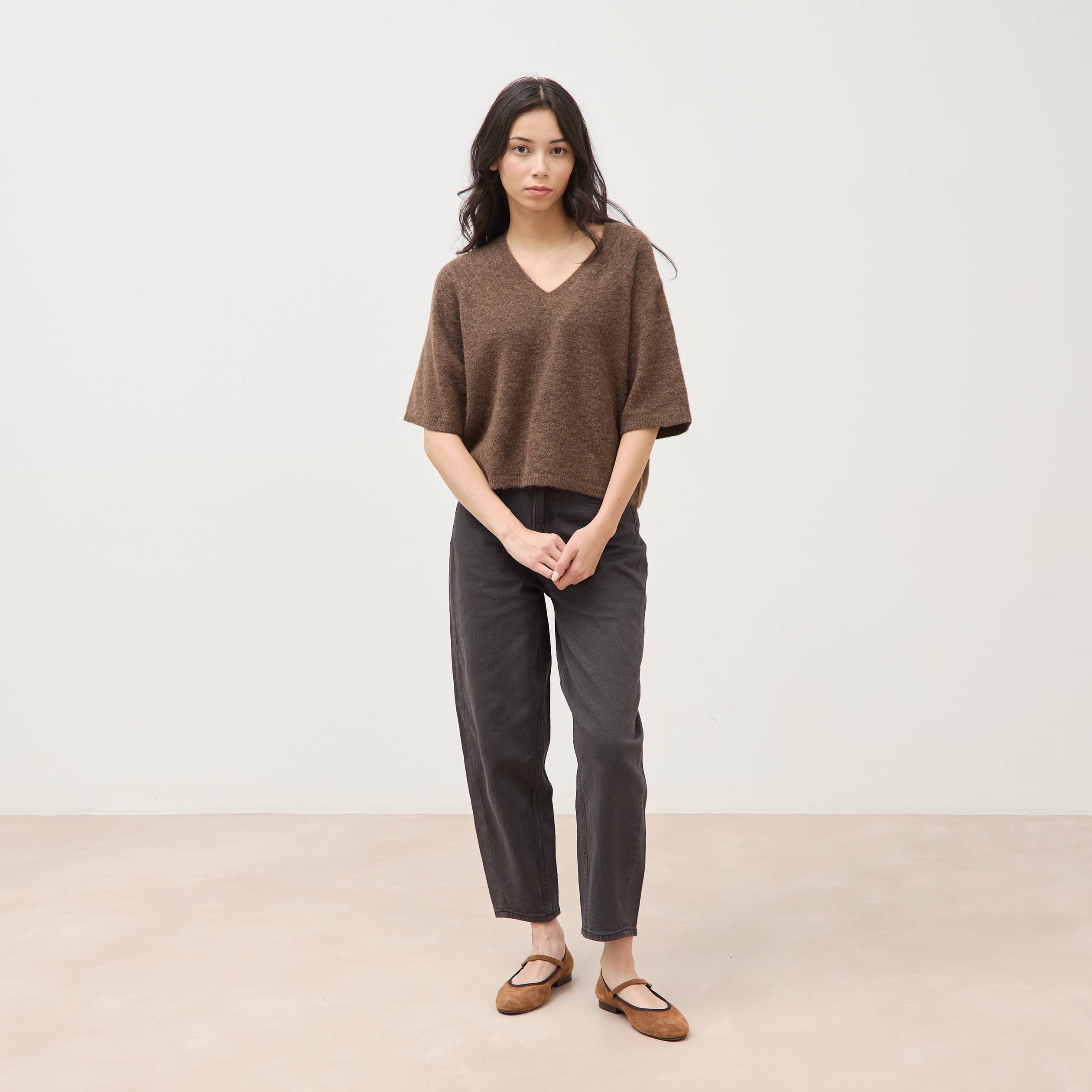 Pull droit court col v manches courtes marron femme