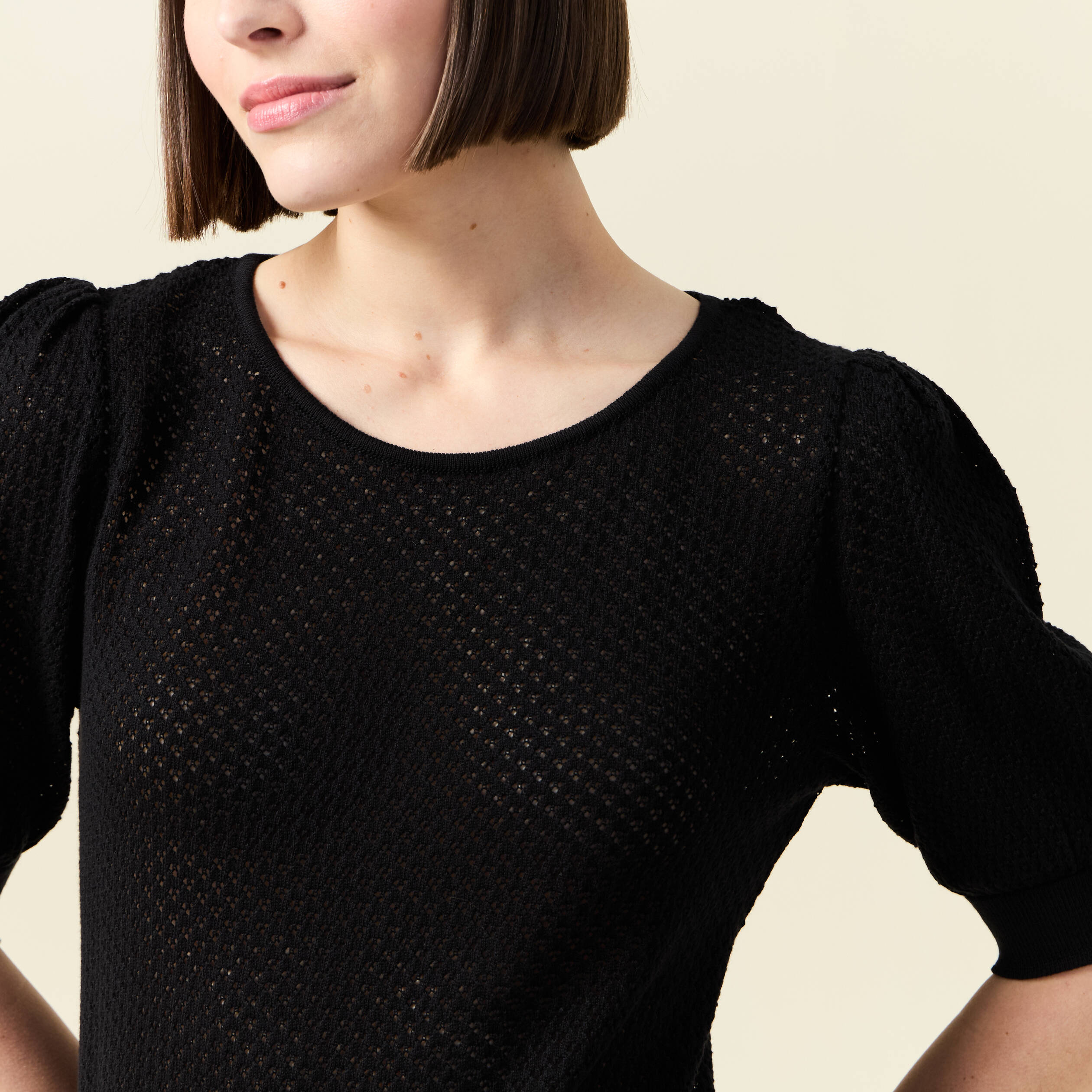 Pull manches courtes ajour&eacute; noir femme