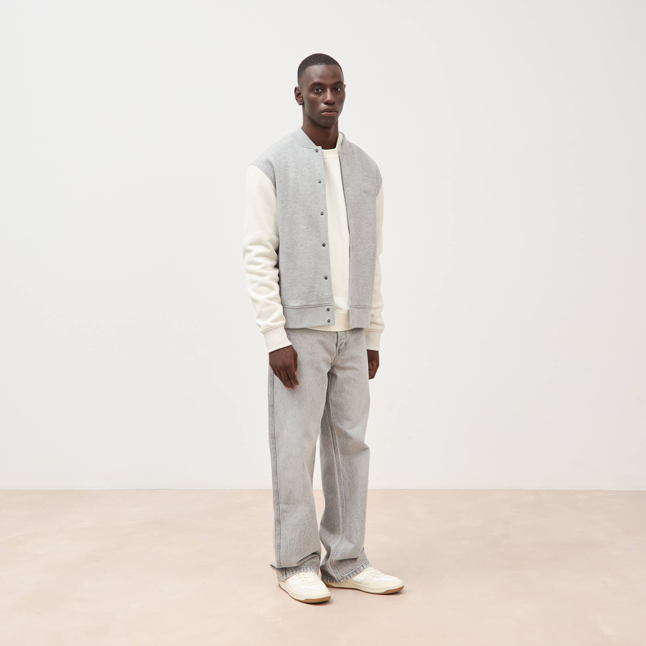 Sweat manches longues brod&eacute; gris clair homme