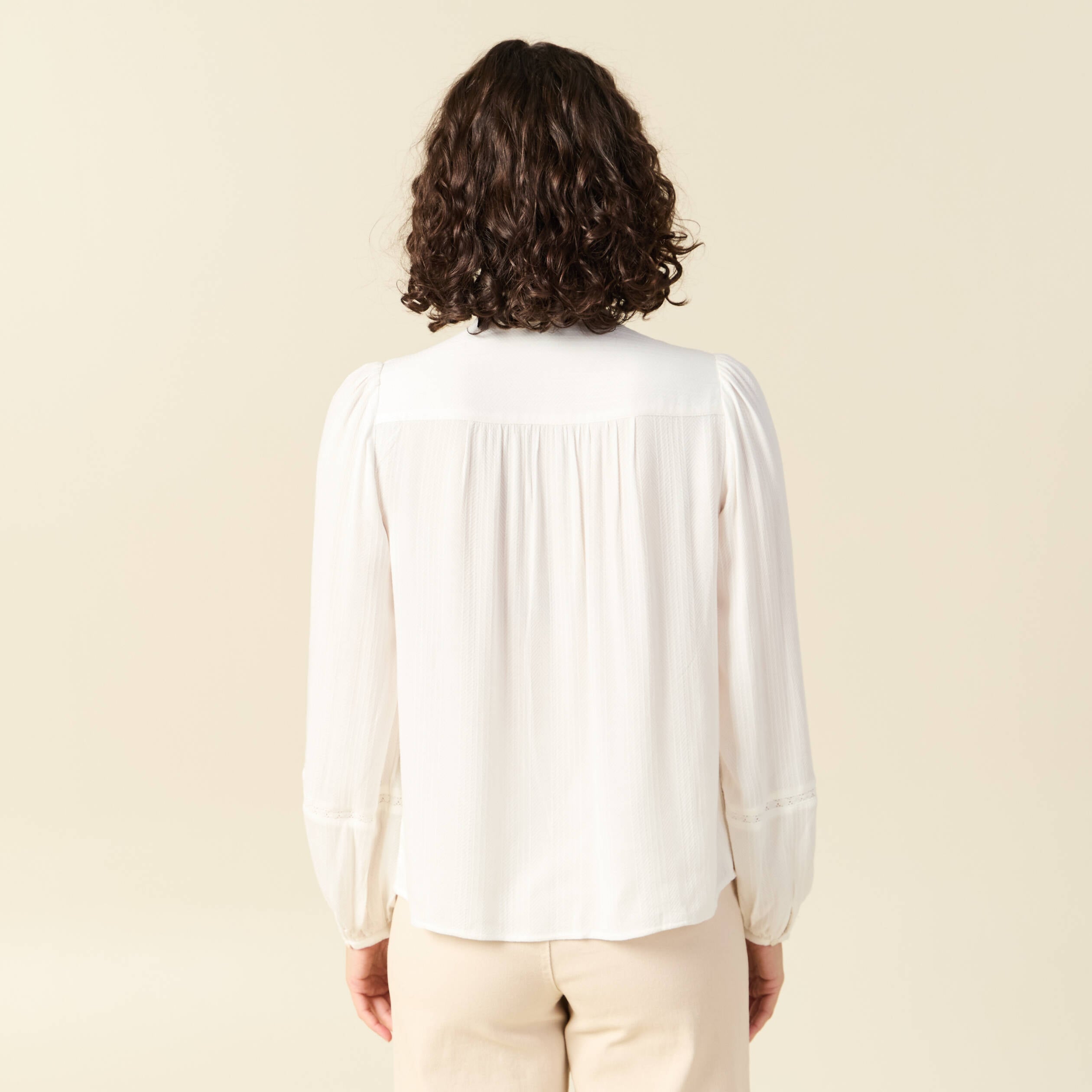 Blouse droite courte d&eacute;tail dentelle creme femme