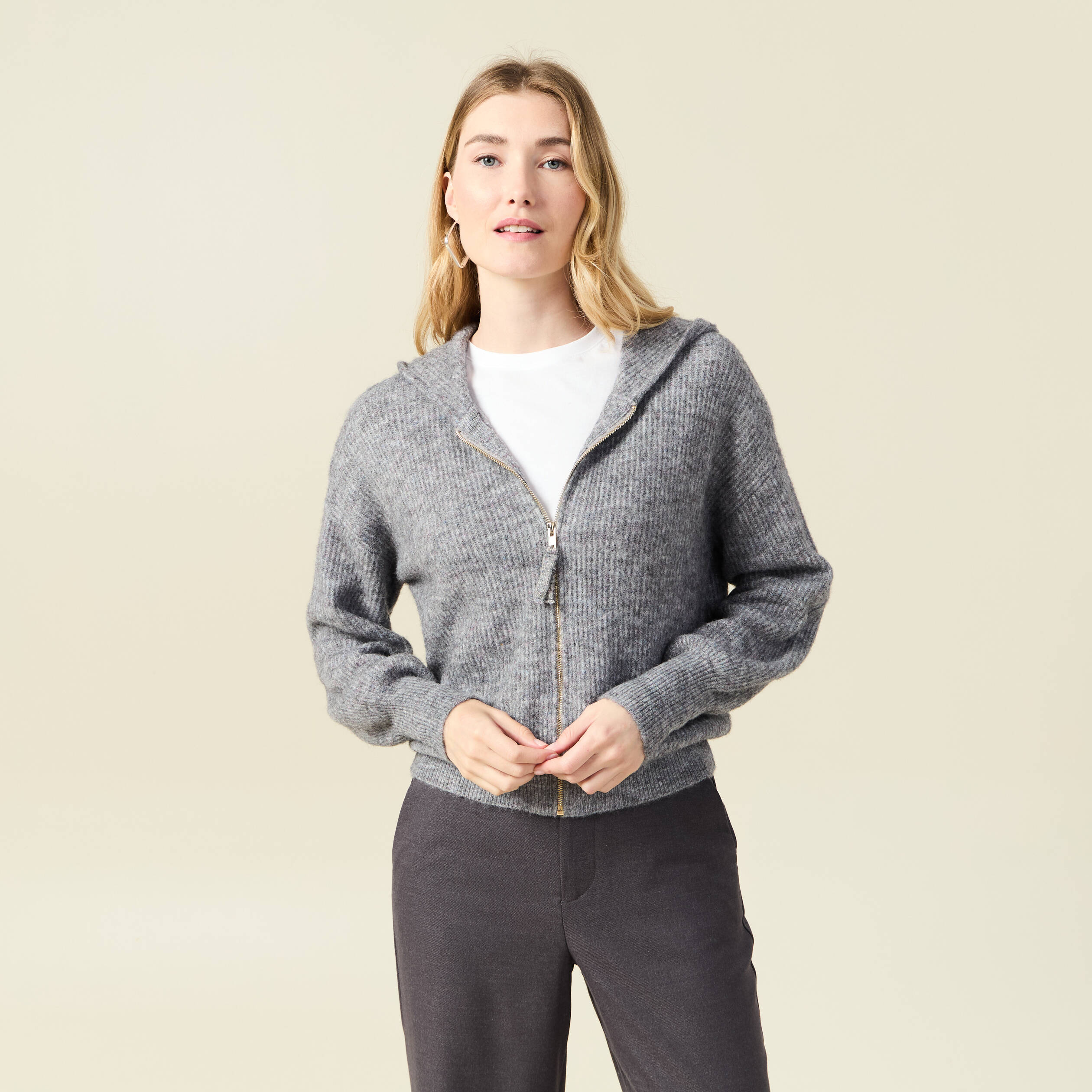 gilet manches longues capuche gris clair femme Gilet manches longues capuche gris clair femme