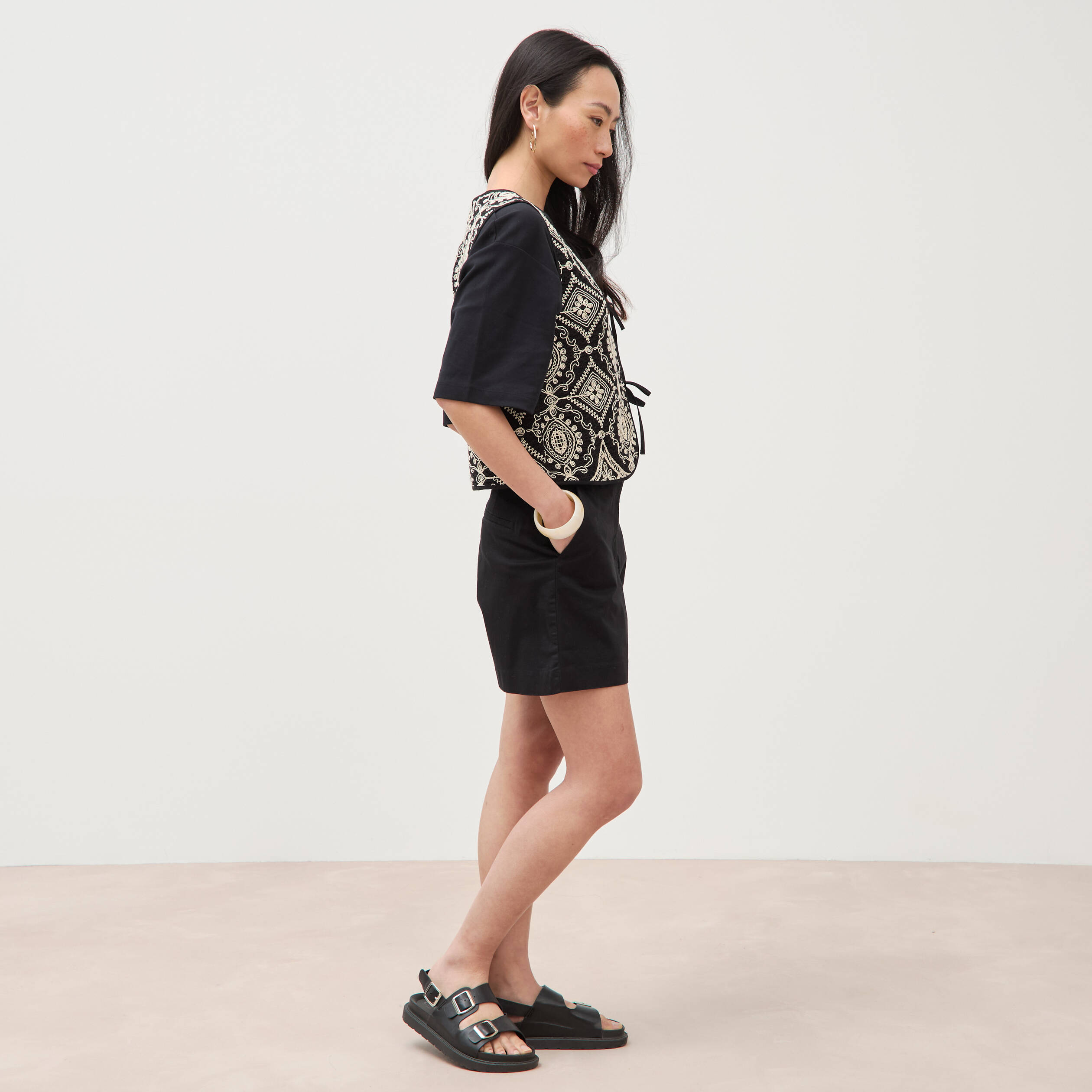 Cardigan sans manches avec broderies noir femme