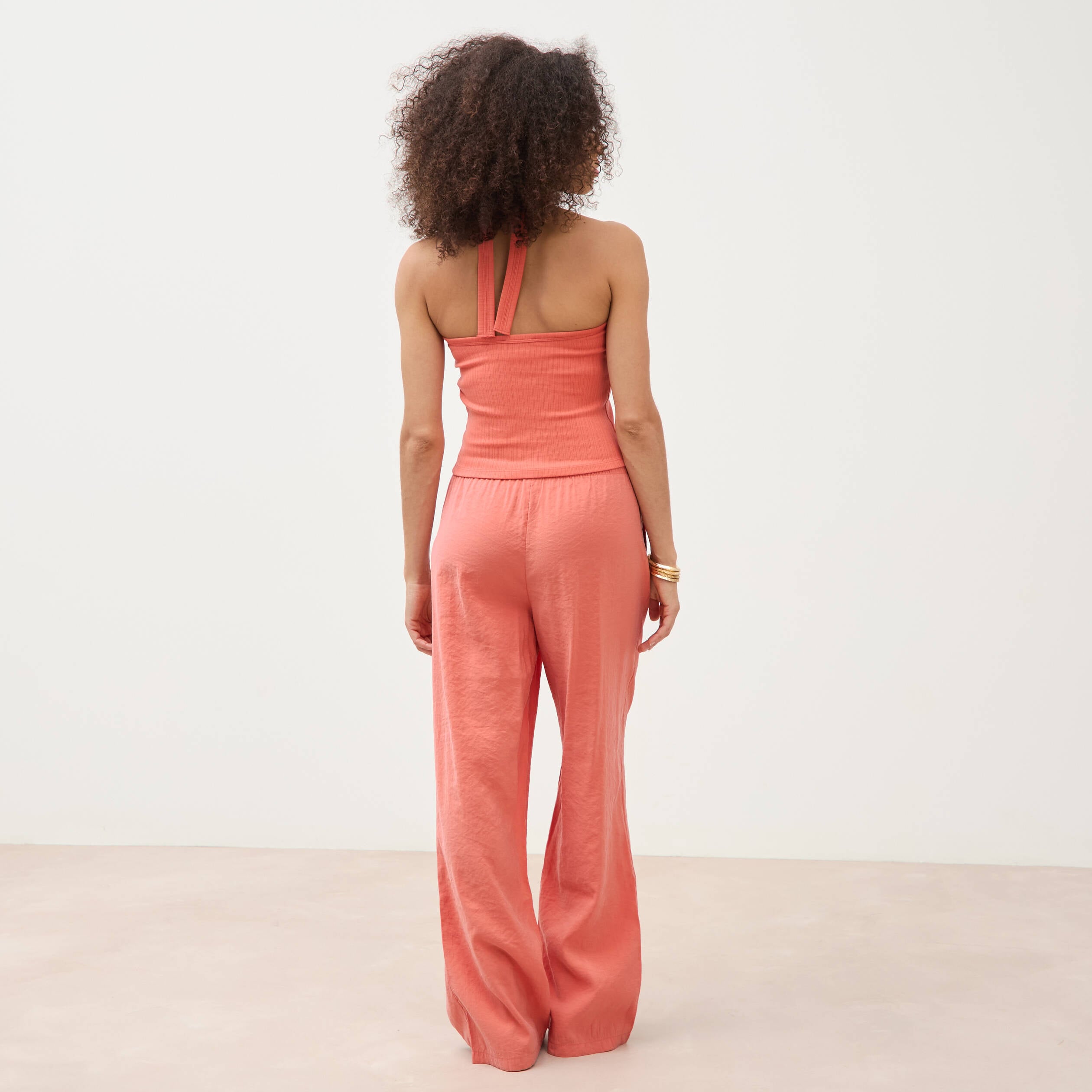 D&eacute;bardeur d&eacute;collet&eacute; brassi&egrave;re int&eacute;gr&eacute;e rouge fonc&eacute; femme