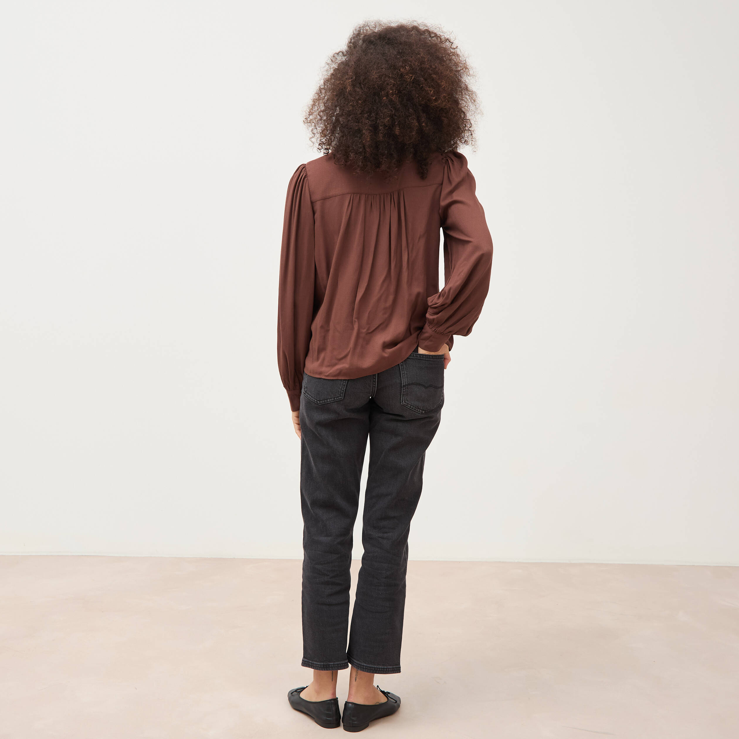 Blouse ajour&eacute;e col rond manches longues marron fonc&eacute; femme