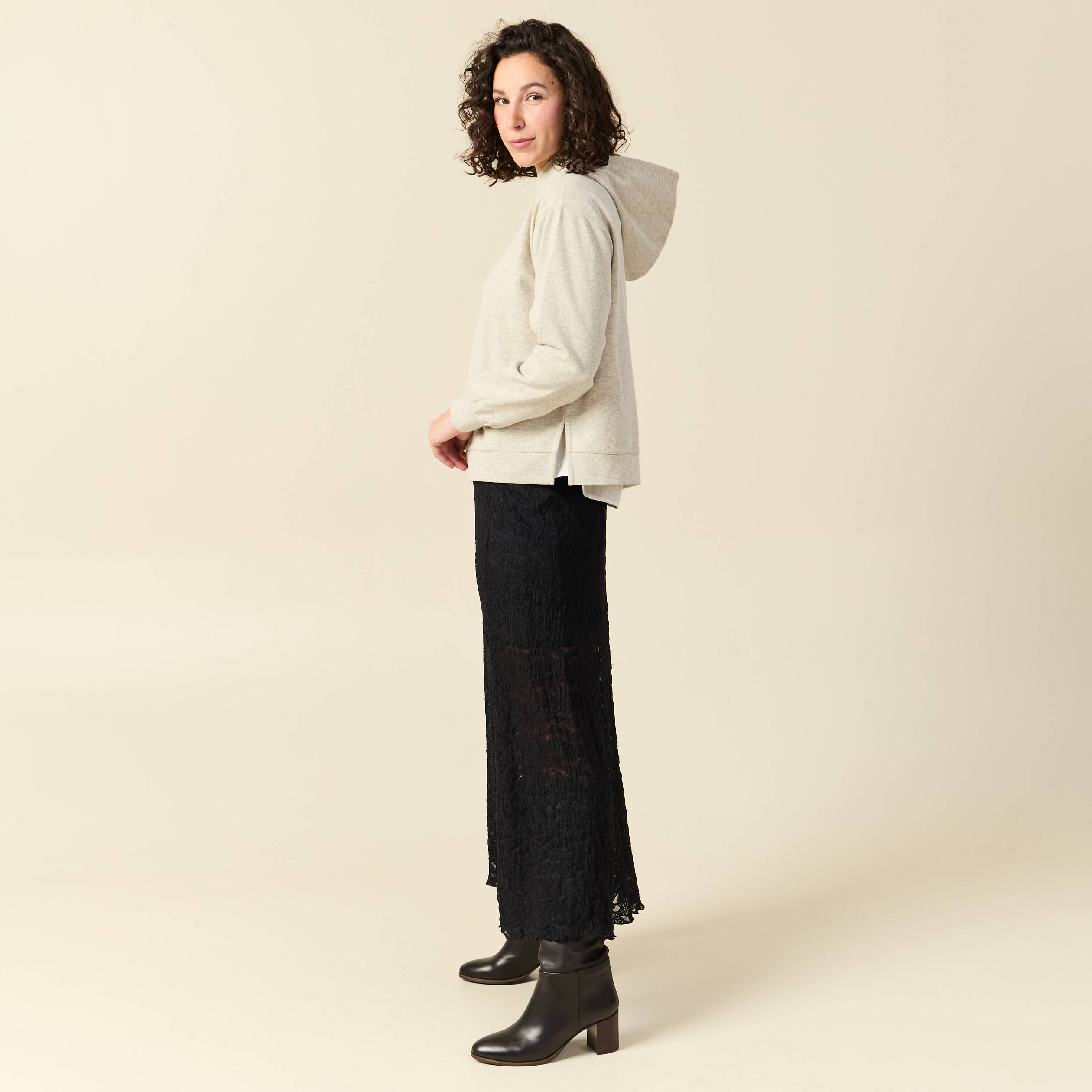 Sweat &agrave; capuche manches longues brillant gris femme