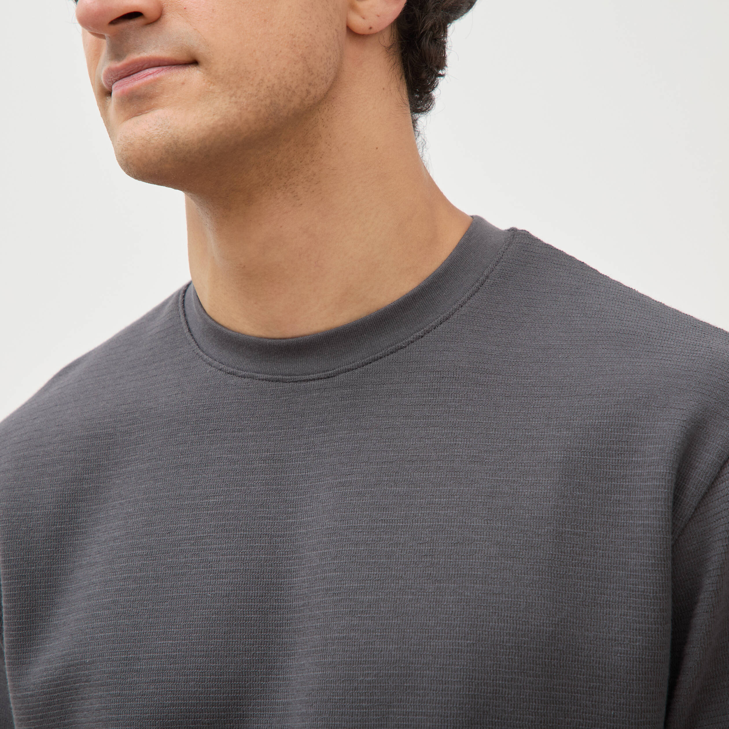 T-shirt ras de cou manches courtes gris fonc&eacute; homme