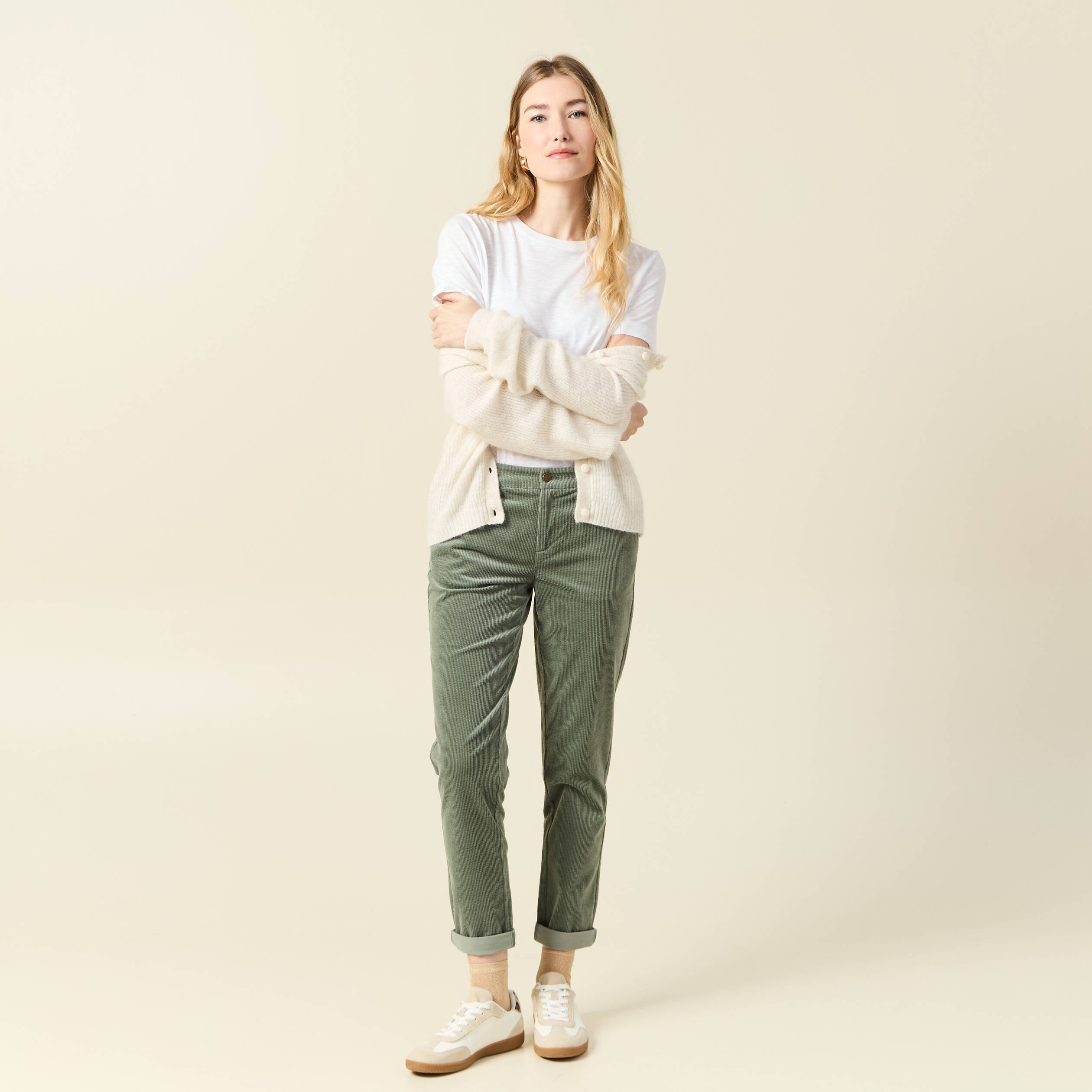 pantalon chino velours cotele vert kaki femme Pantalon chino velours côtelé vert kaki femme