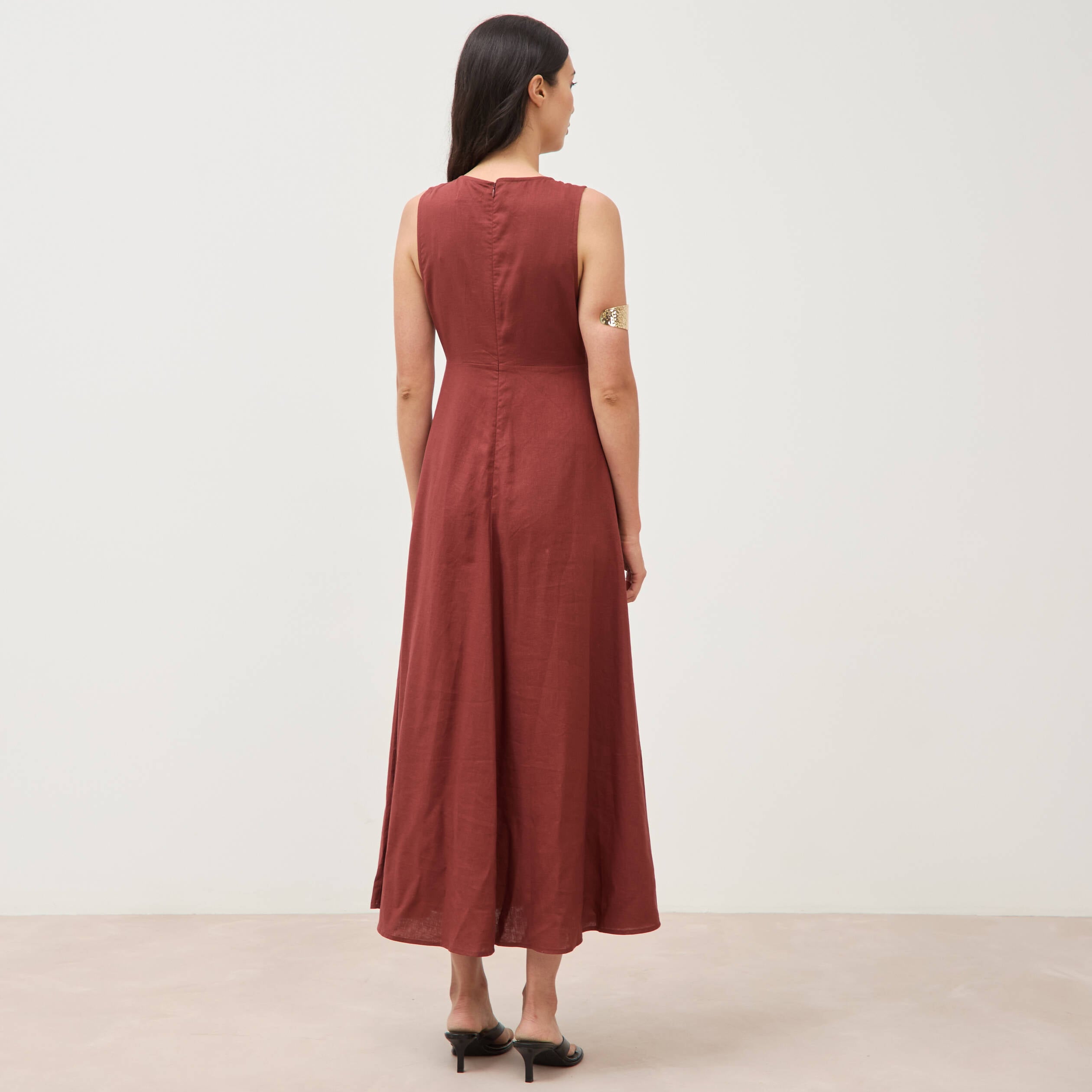 Robe sans manches col v marron cognac femme