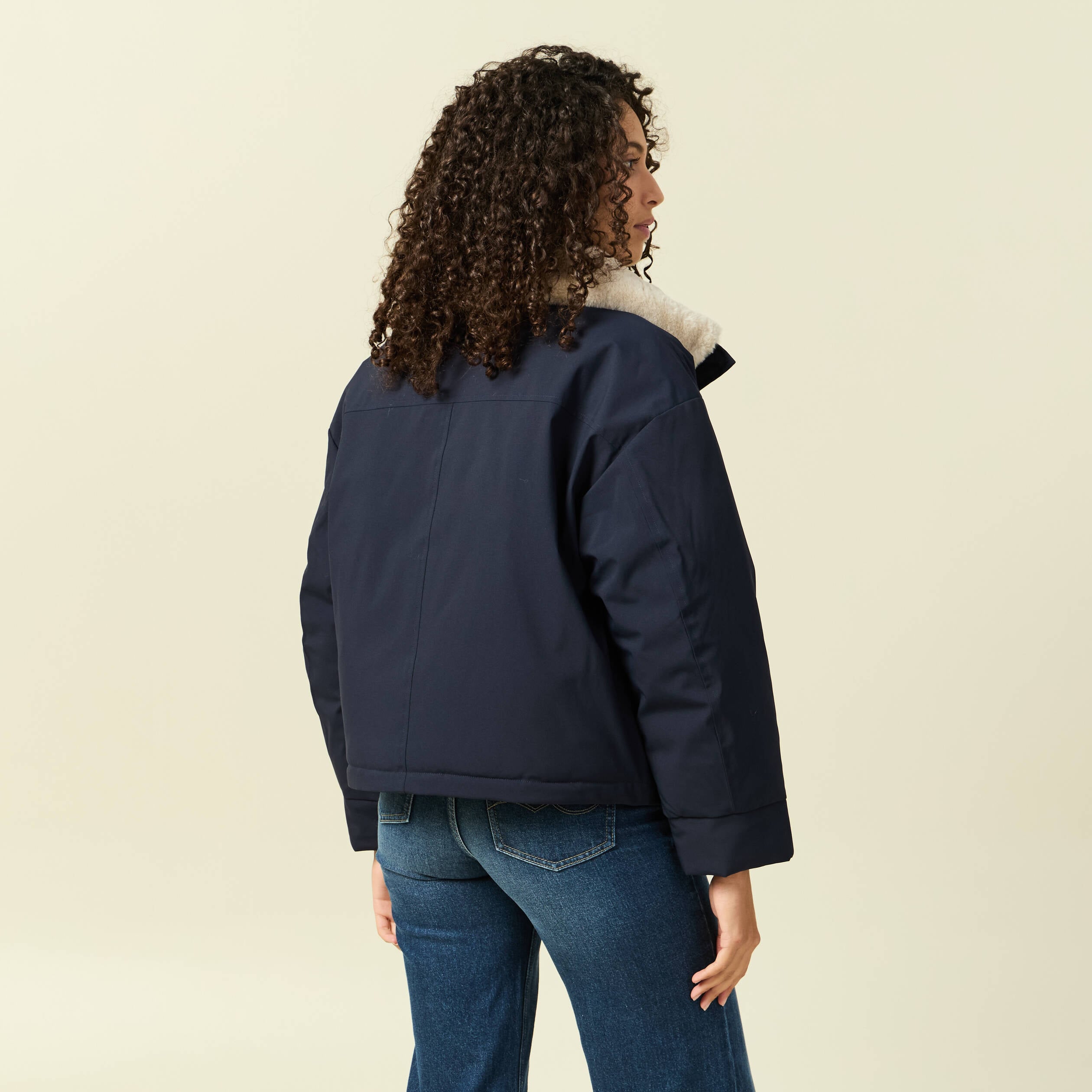 Manteau droit court col classique bleu fonc&eacute; femme