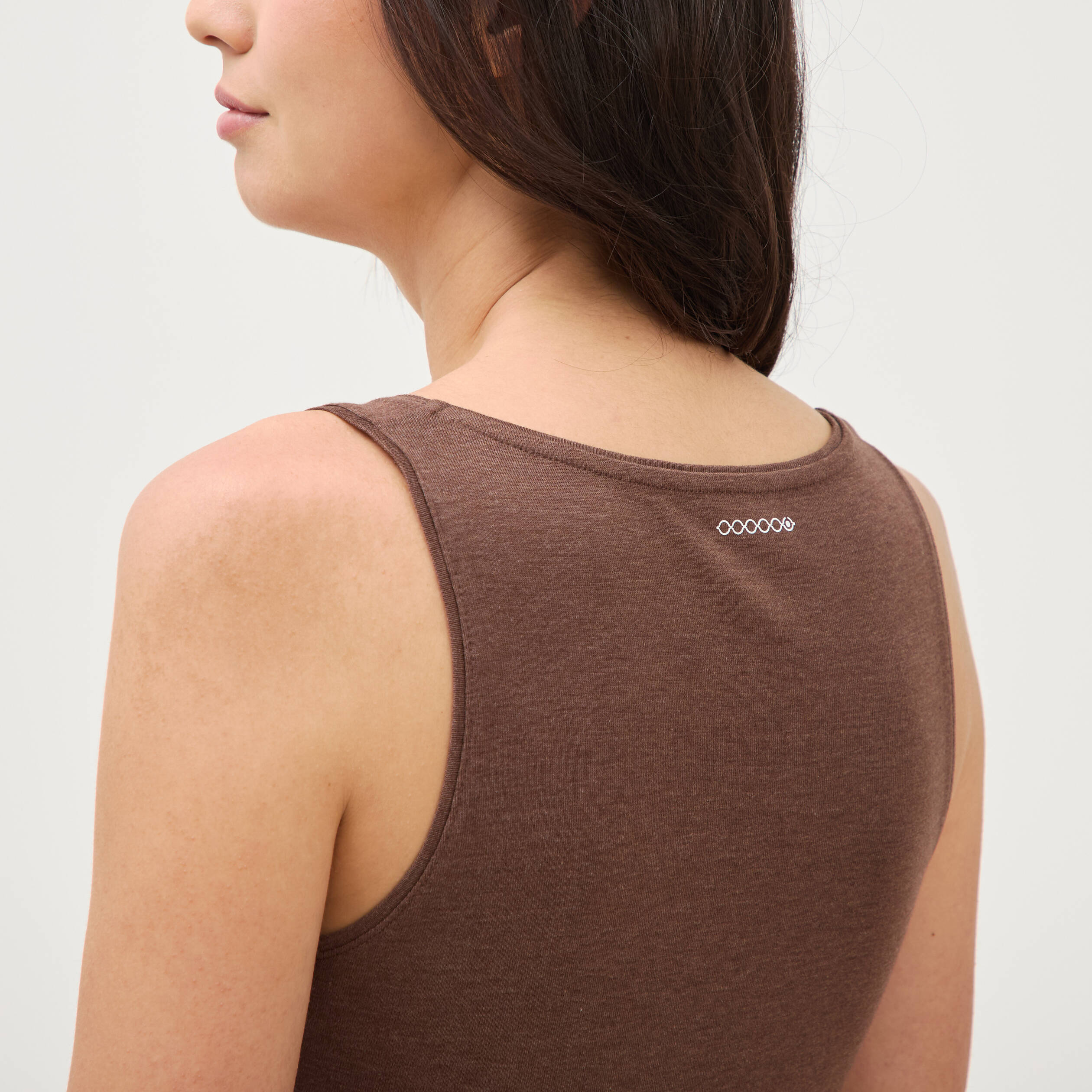 D&eacute;bardeur cintr&eacute; d&eacute;collet&eacute; sans manches marron femme