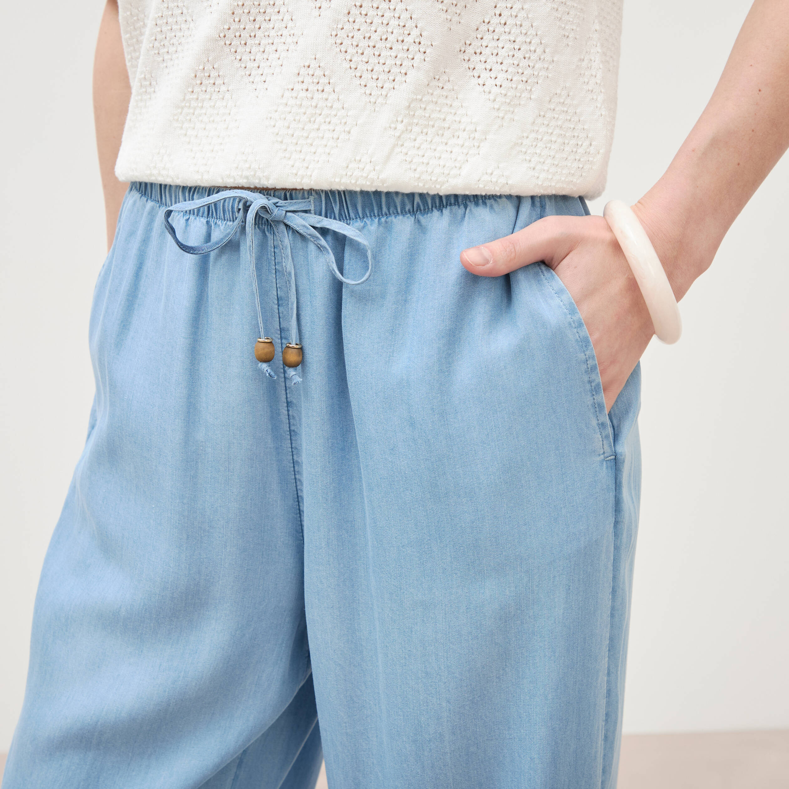 Jeans taille &eacute;lastique coupe droite denim bleach femme