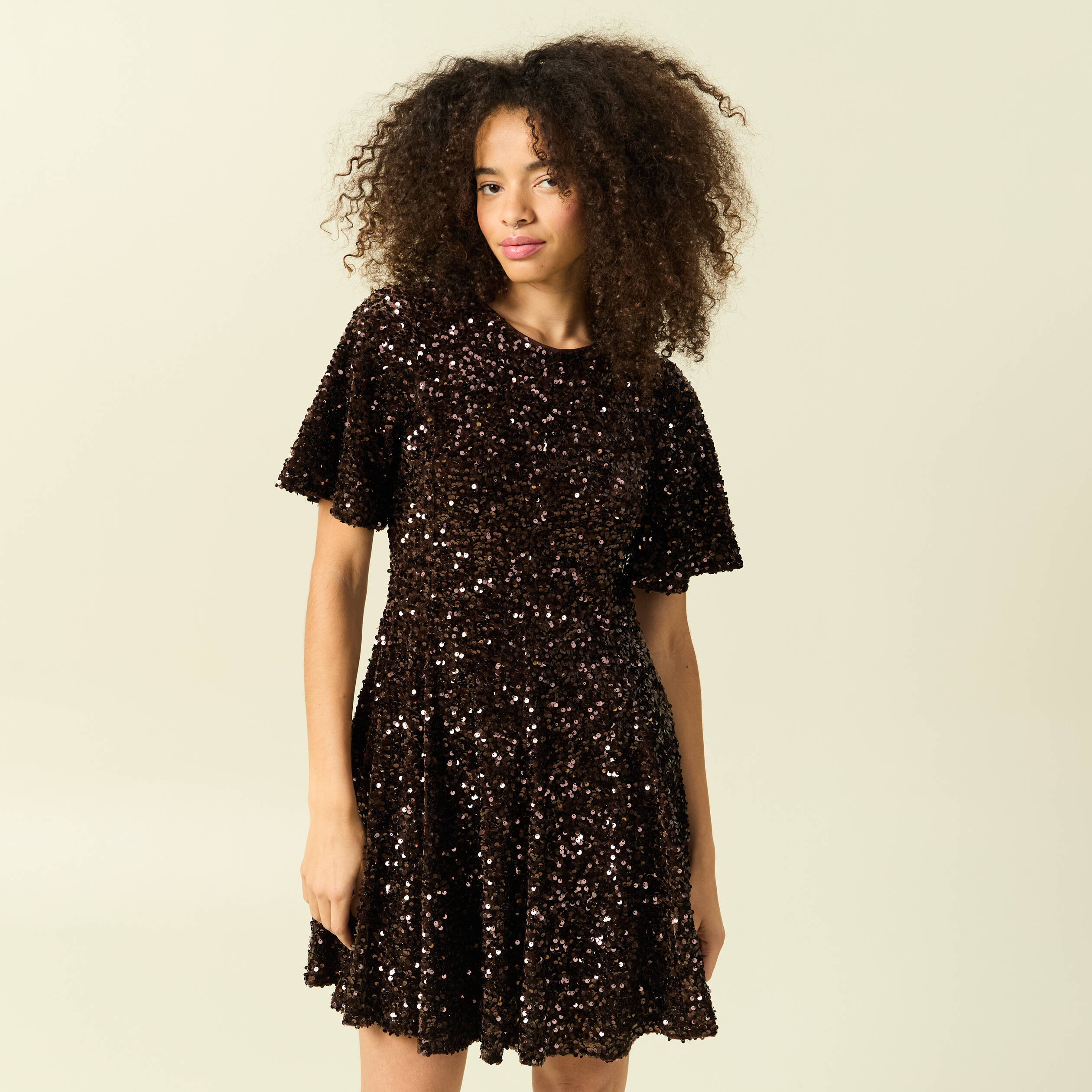 Robe manches courtes &agrave; sequins marron femme