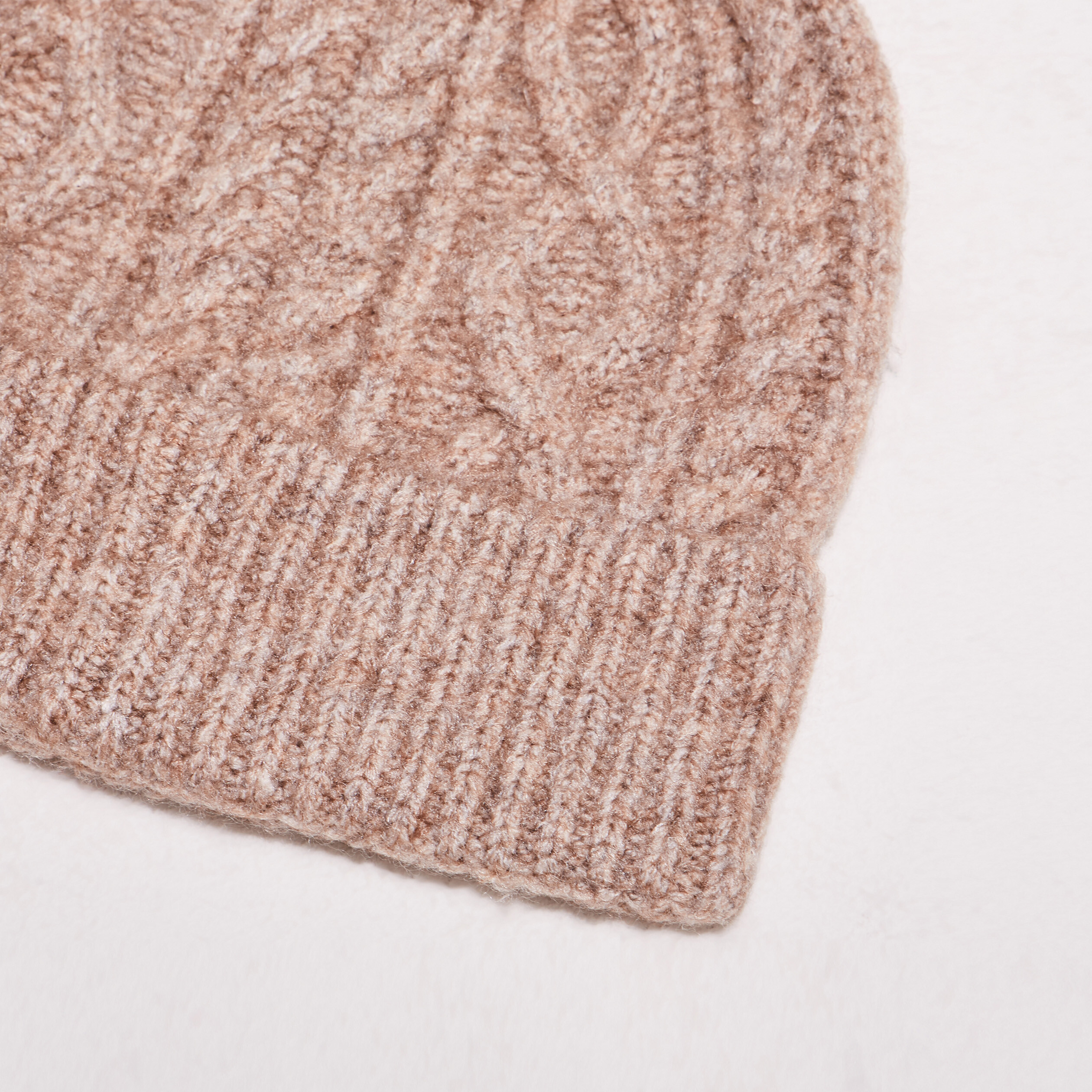 bonnet tricote a pompon marron clair femme Bonnet tricoté à pompon marron clair femme