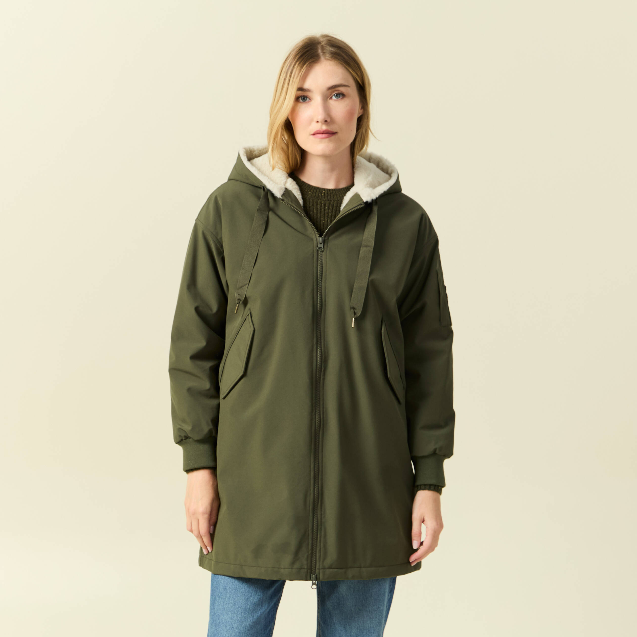 Parka oversize mi-longue &agrave; capuche vert kaki femme