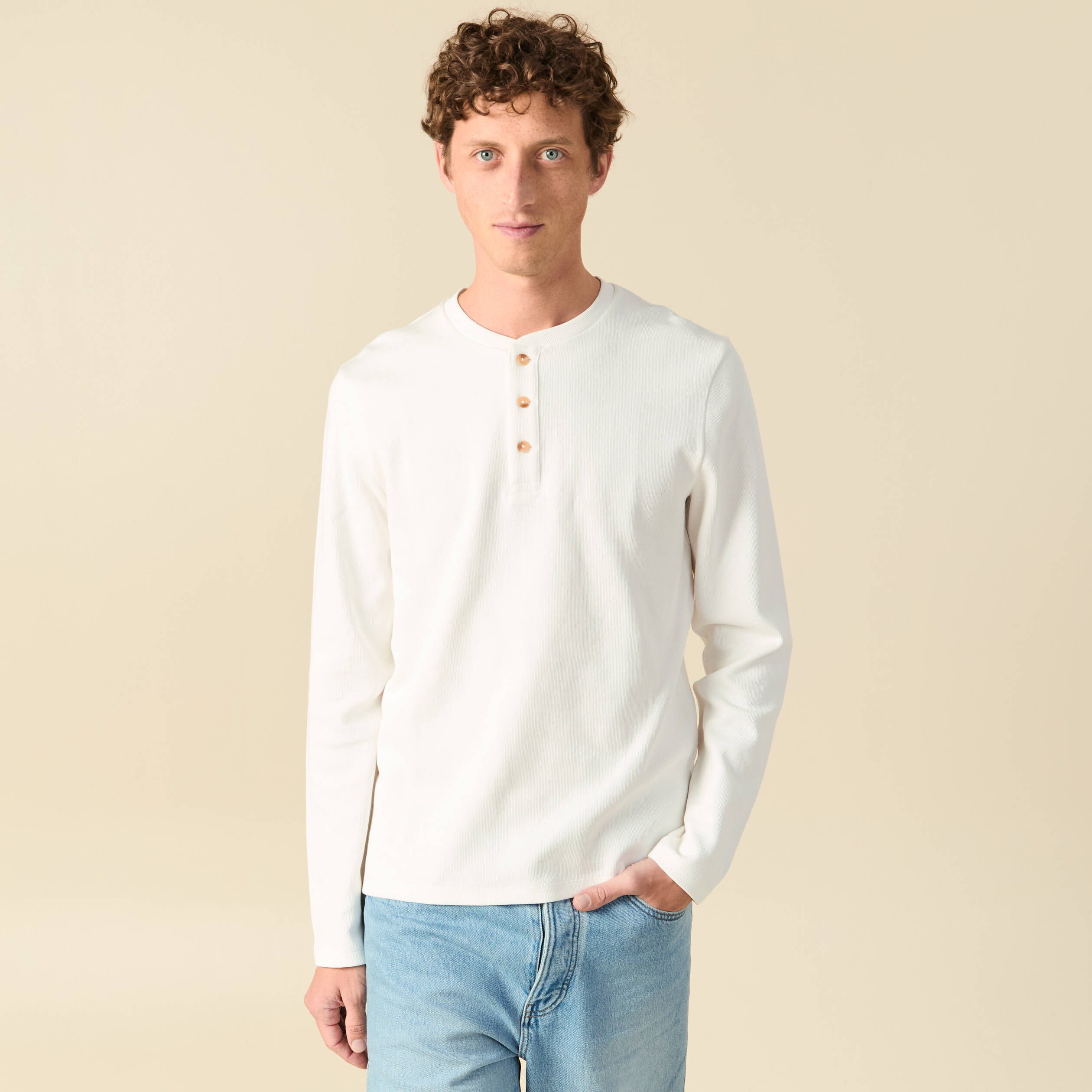 T-shirt cintr&eacute; en coton manches longues ecru homme
