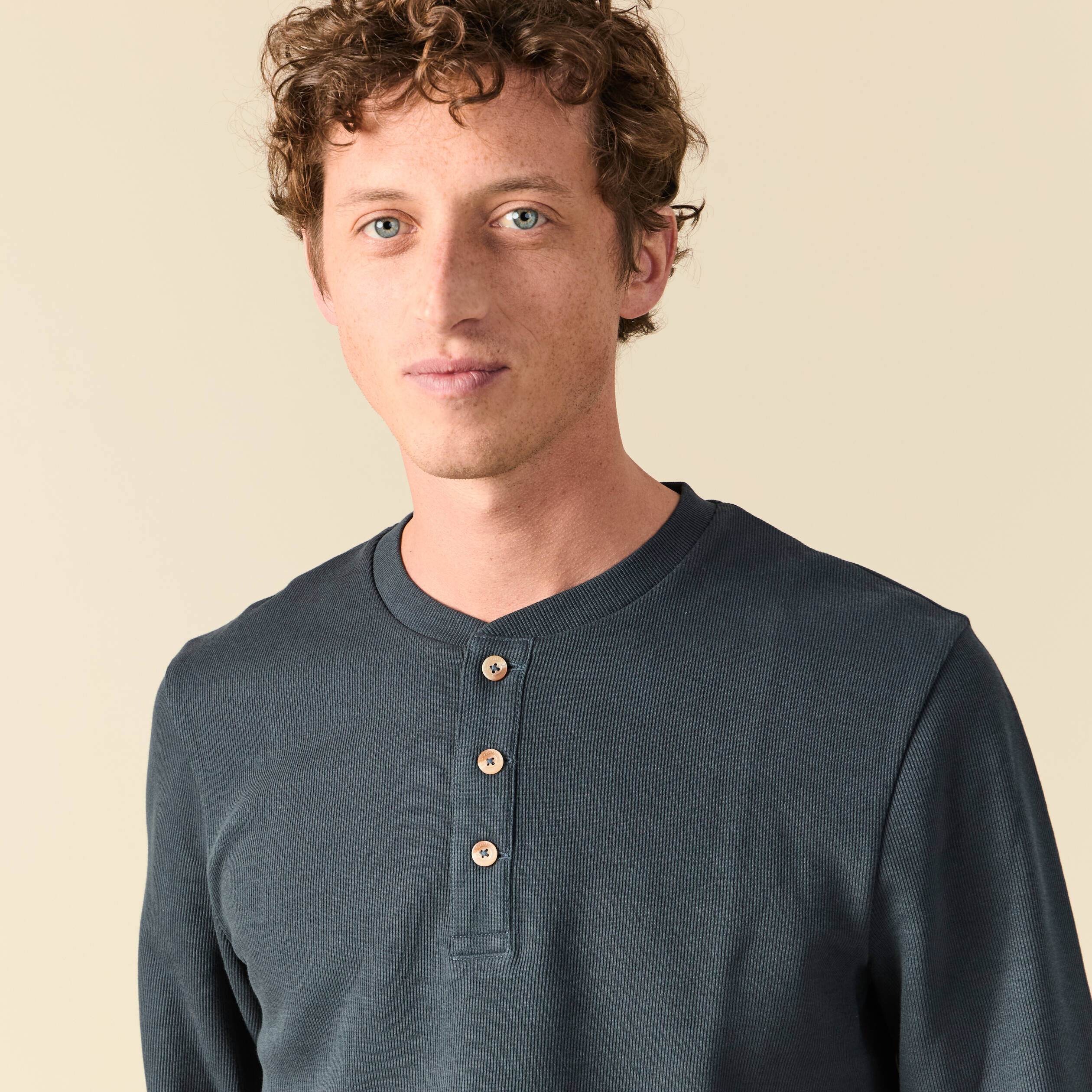 T-shirt cintr&eacute; en coton manches longues bleu gris homme
